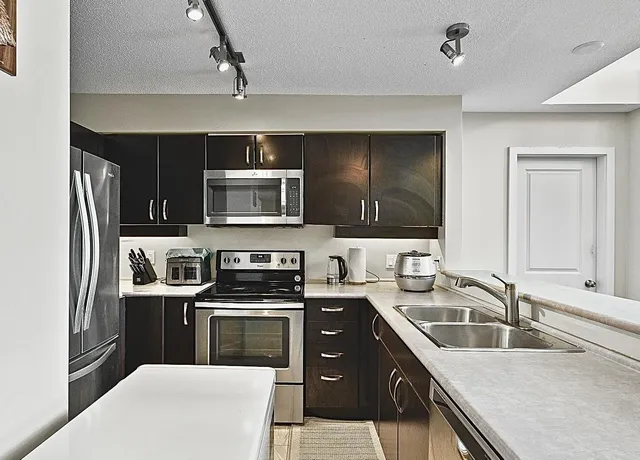 452 - 10838 CITY PARKWAY, Surrey 3