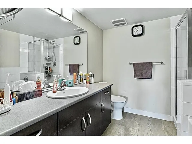 452 - 10838 CITY PARKWAY, Surrey 5