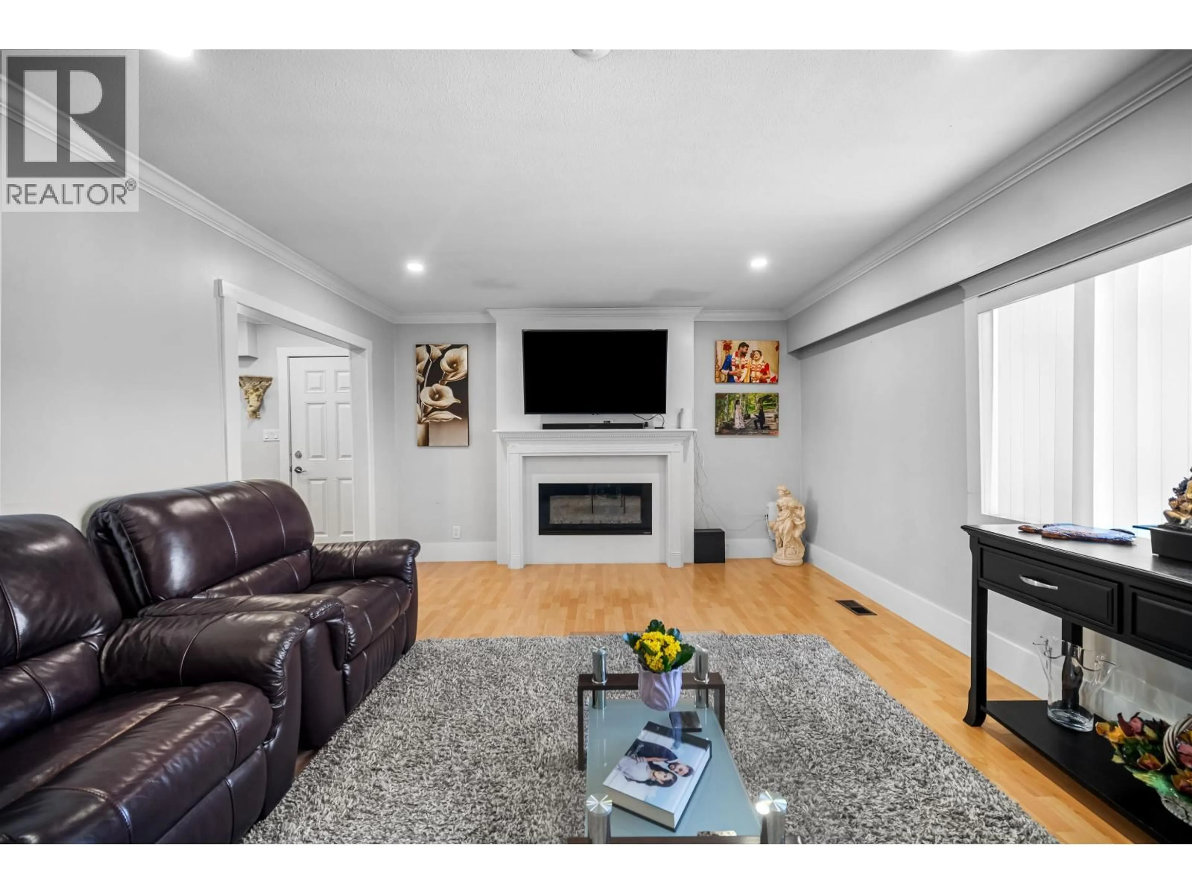 Living room with furniture, unknown for 228 PEMBINA STREET, New Westminster British Columbia V3M5J4