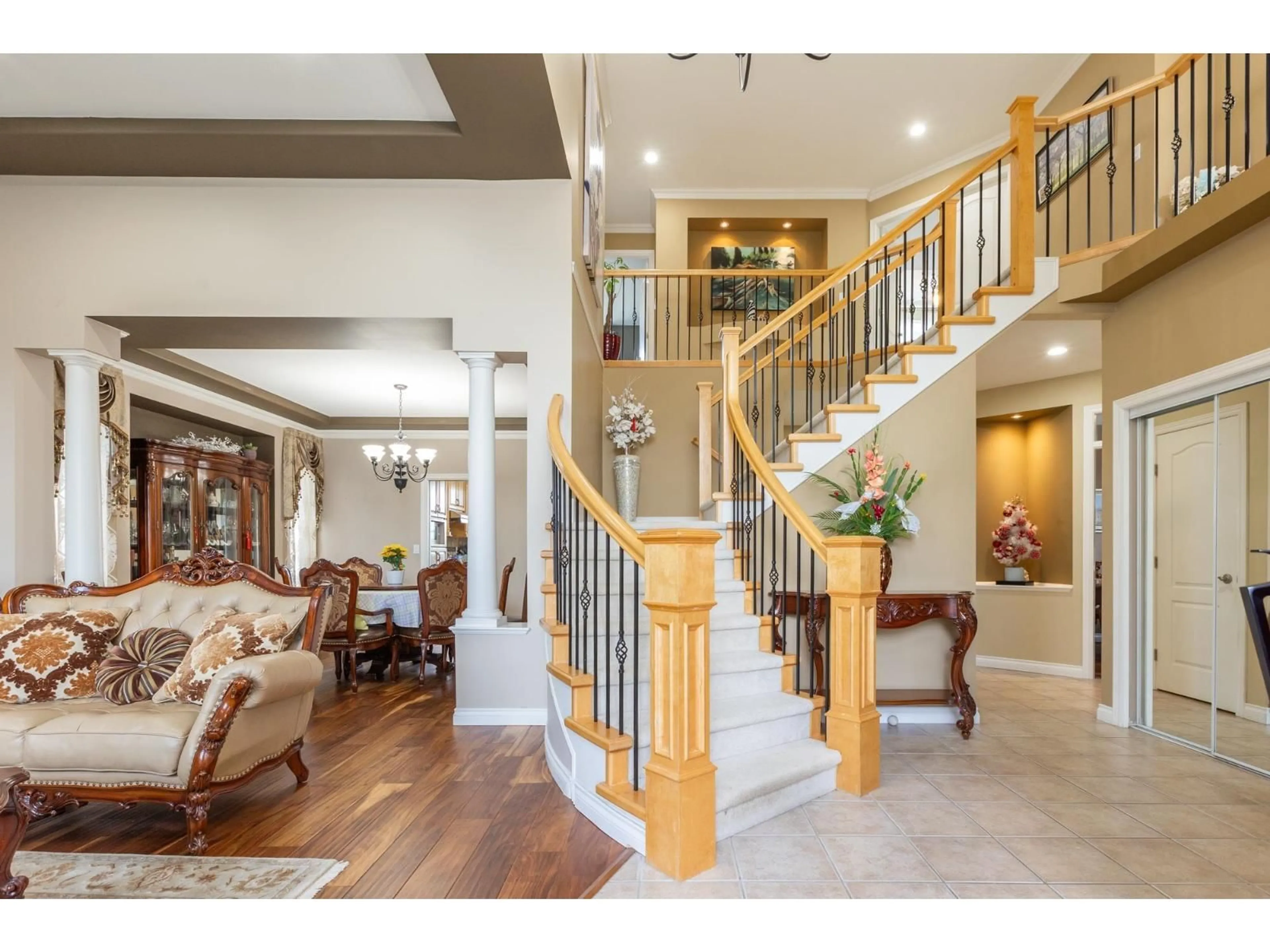Indoor foyer for 8370 168A STREET, Surrey British Columbia V4N4T8