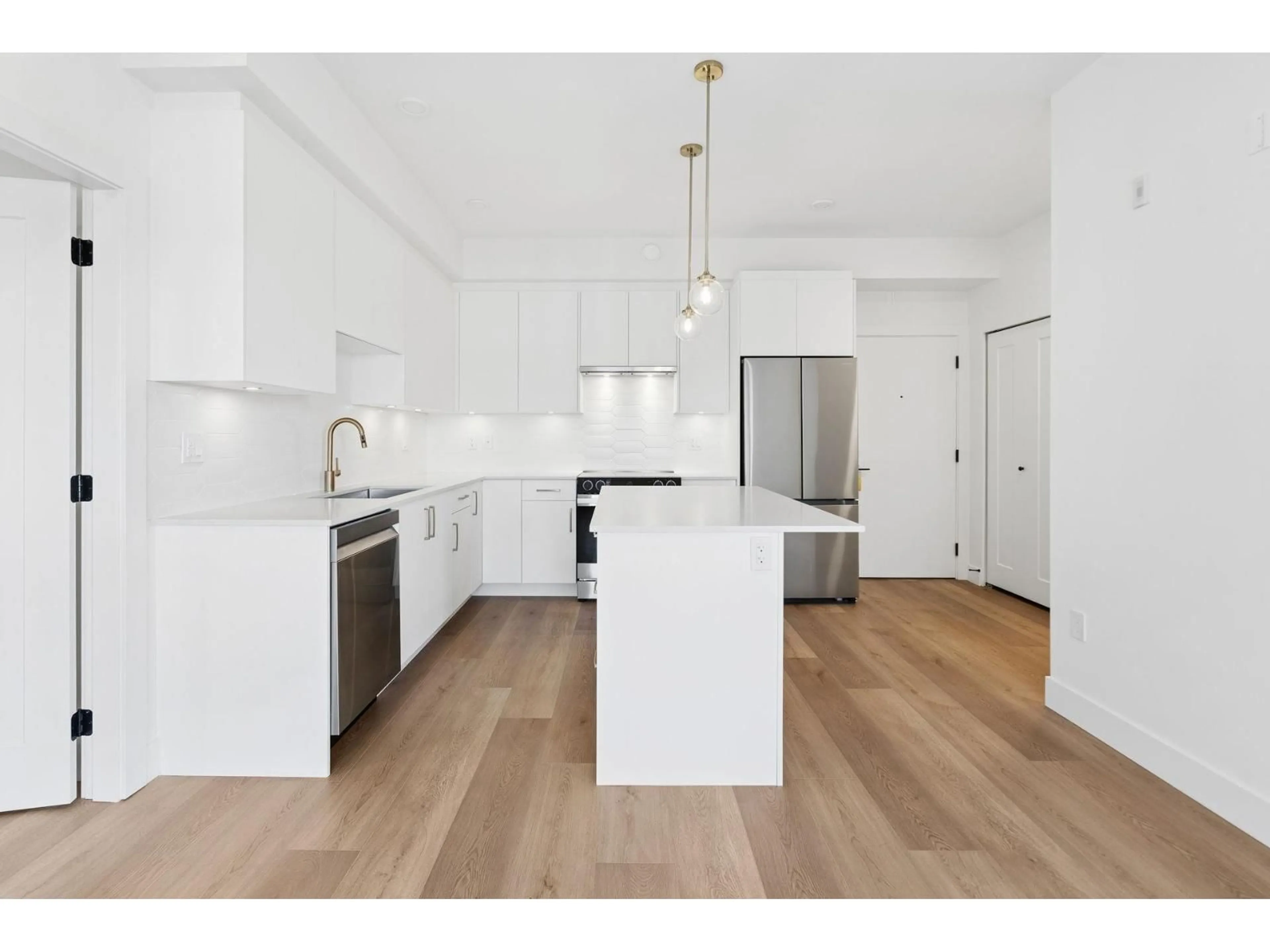 Open concept kitchen, wood/laminate floor for 417 - 20286 72B AVENUE, Langley British Columbia V2Y1T2