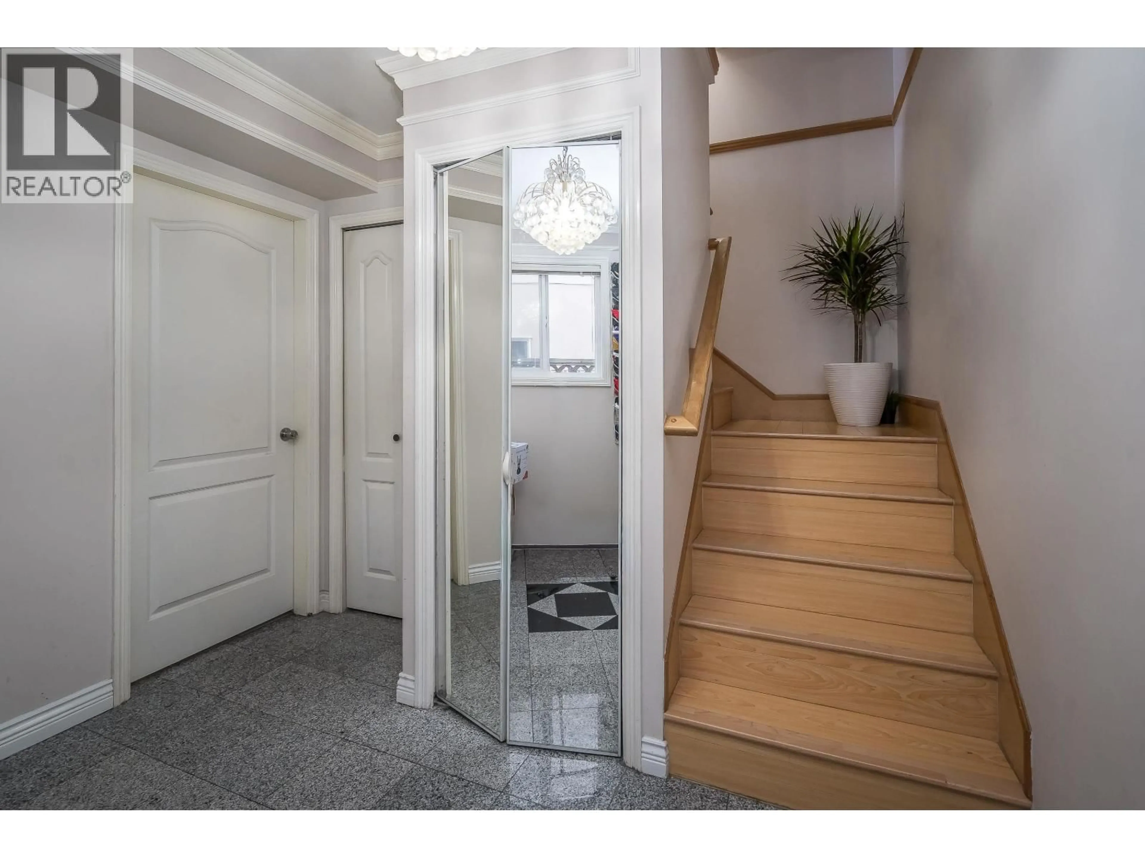Indoor entryway for 7877 FRASER STREET, Vancouver British Columbia V5X3X2
