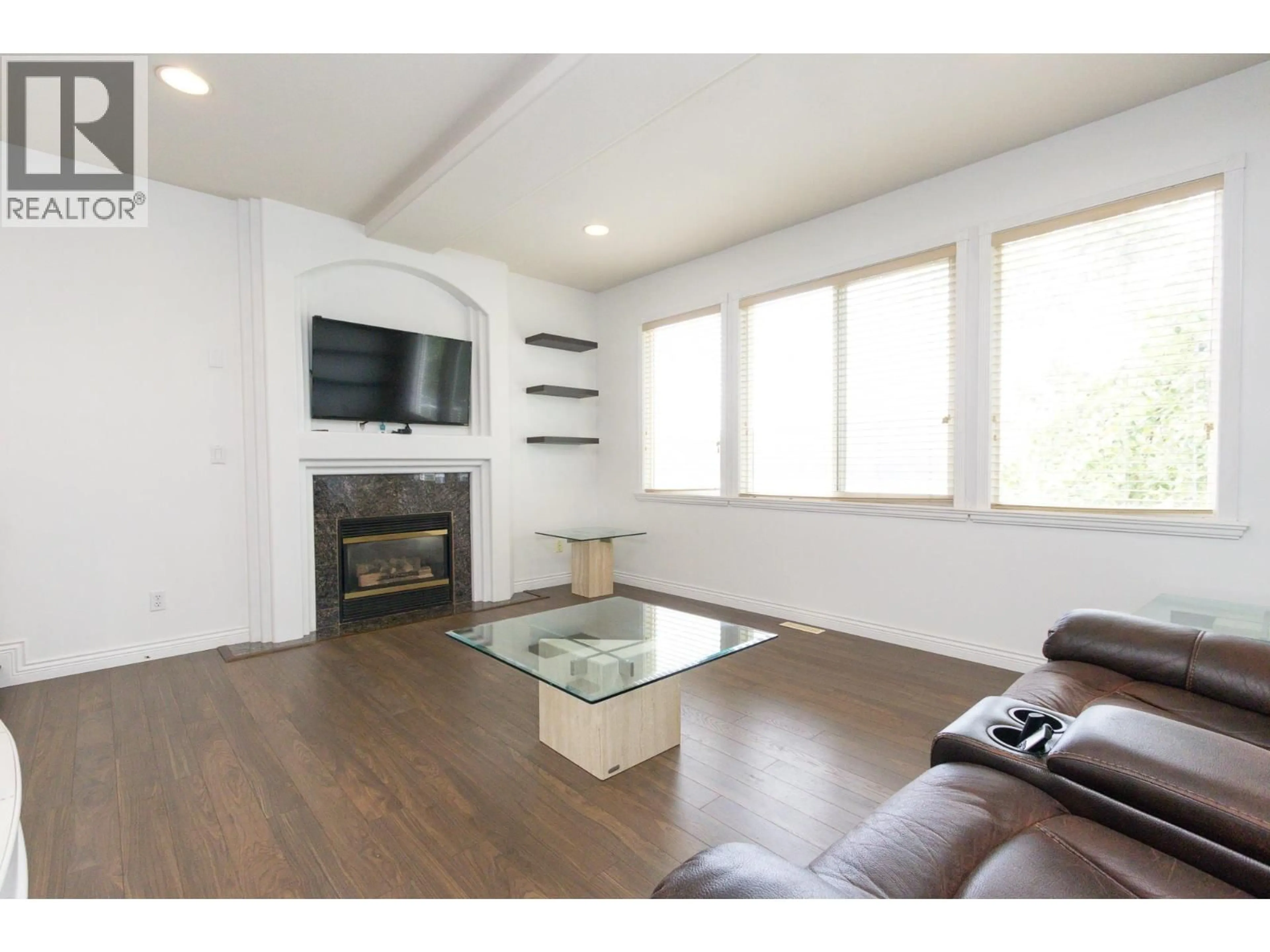 Living room with furniture, wood/laminate floor for 17 - 1615 SHAUGHNESSY STREET, Port Coquitlam British Columbia V3C6K9