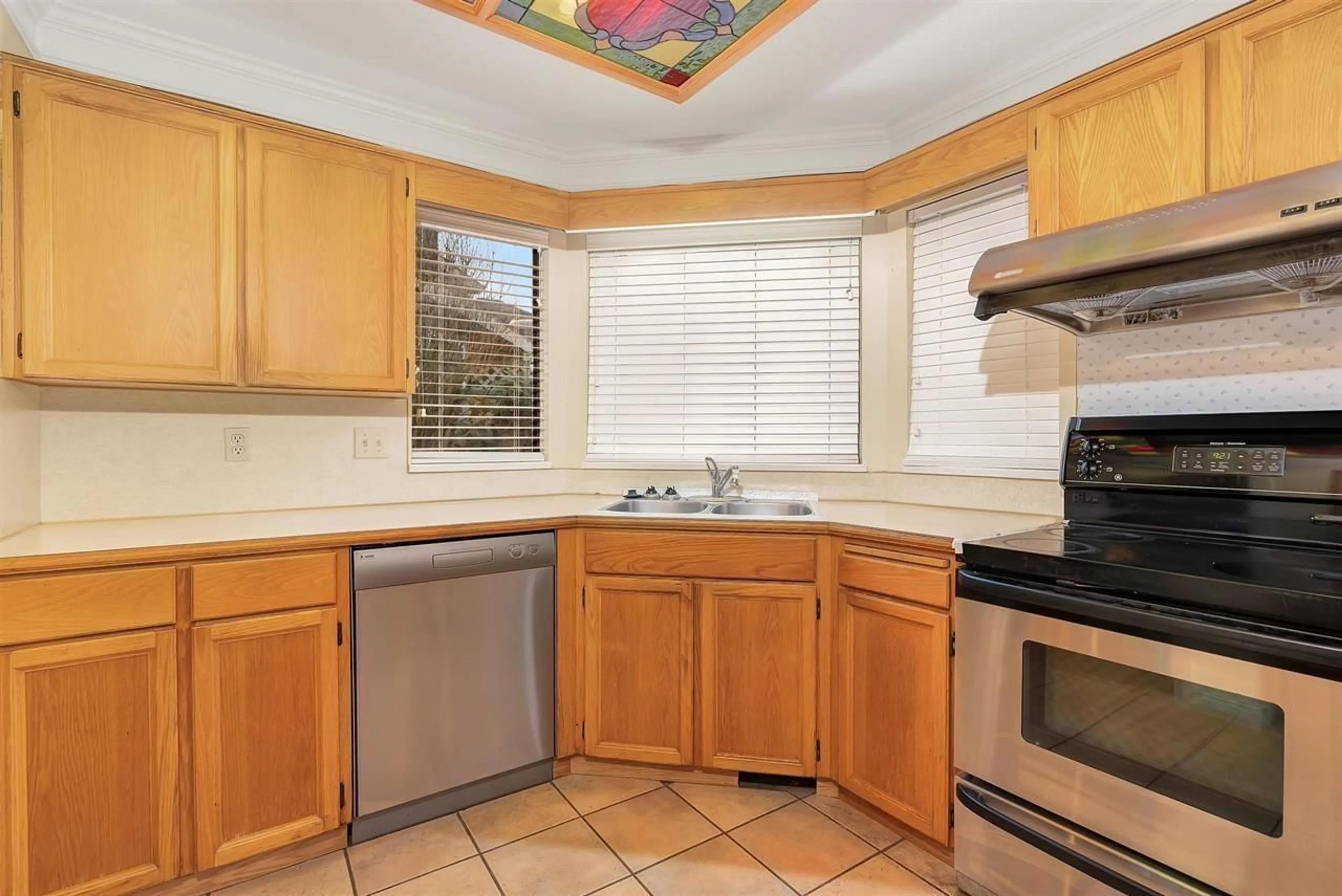 Standard kitchen, ceramic/tile floor for 10446 FRASERGLEN DRIVE, Surrey British Columbia V4N1T5