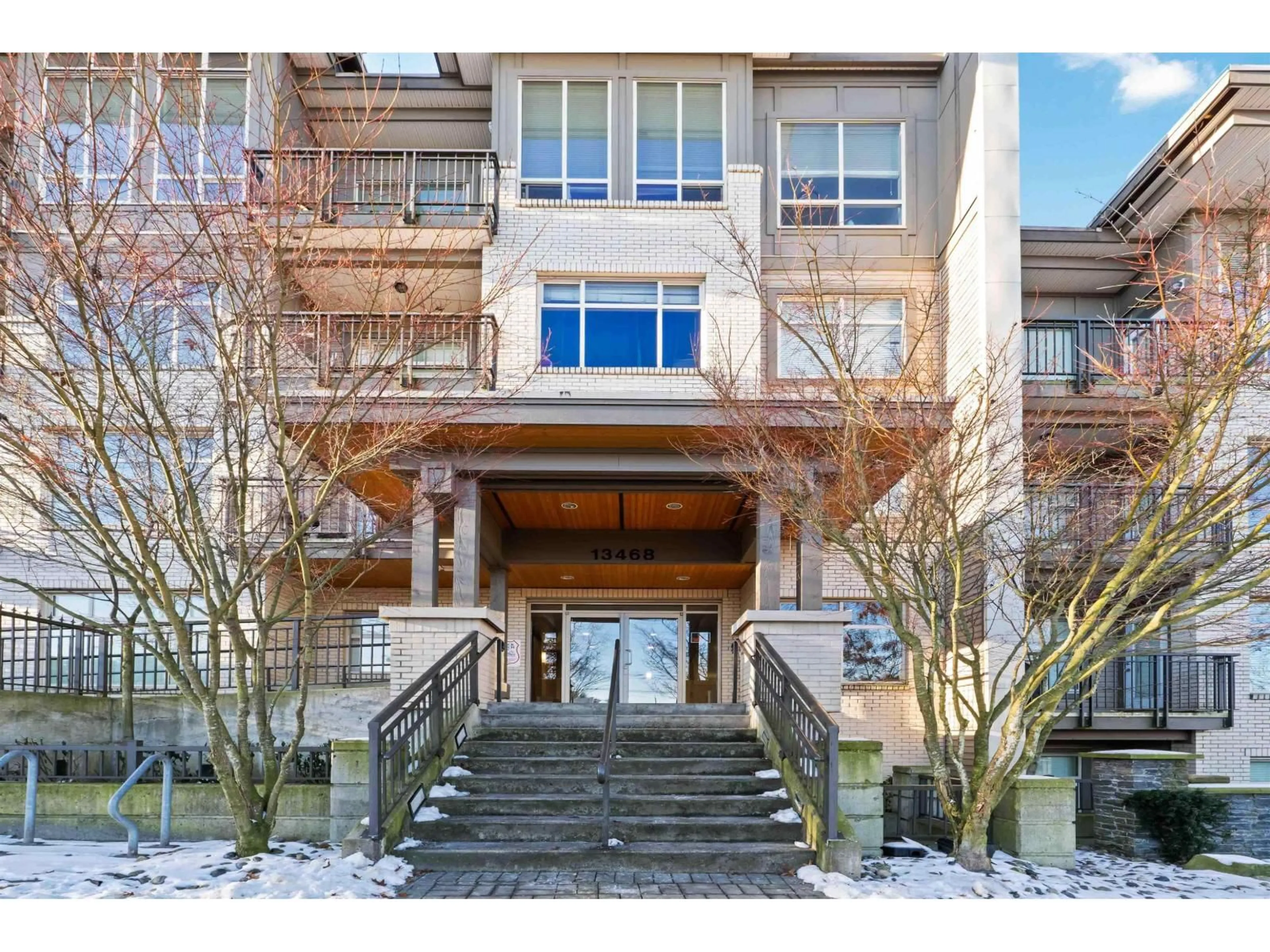 Indoor entryway for 111 - 13468 KING GEORGE BOULEVARD, Surrey British Columbia V3T0B5