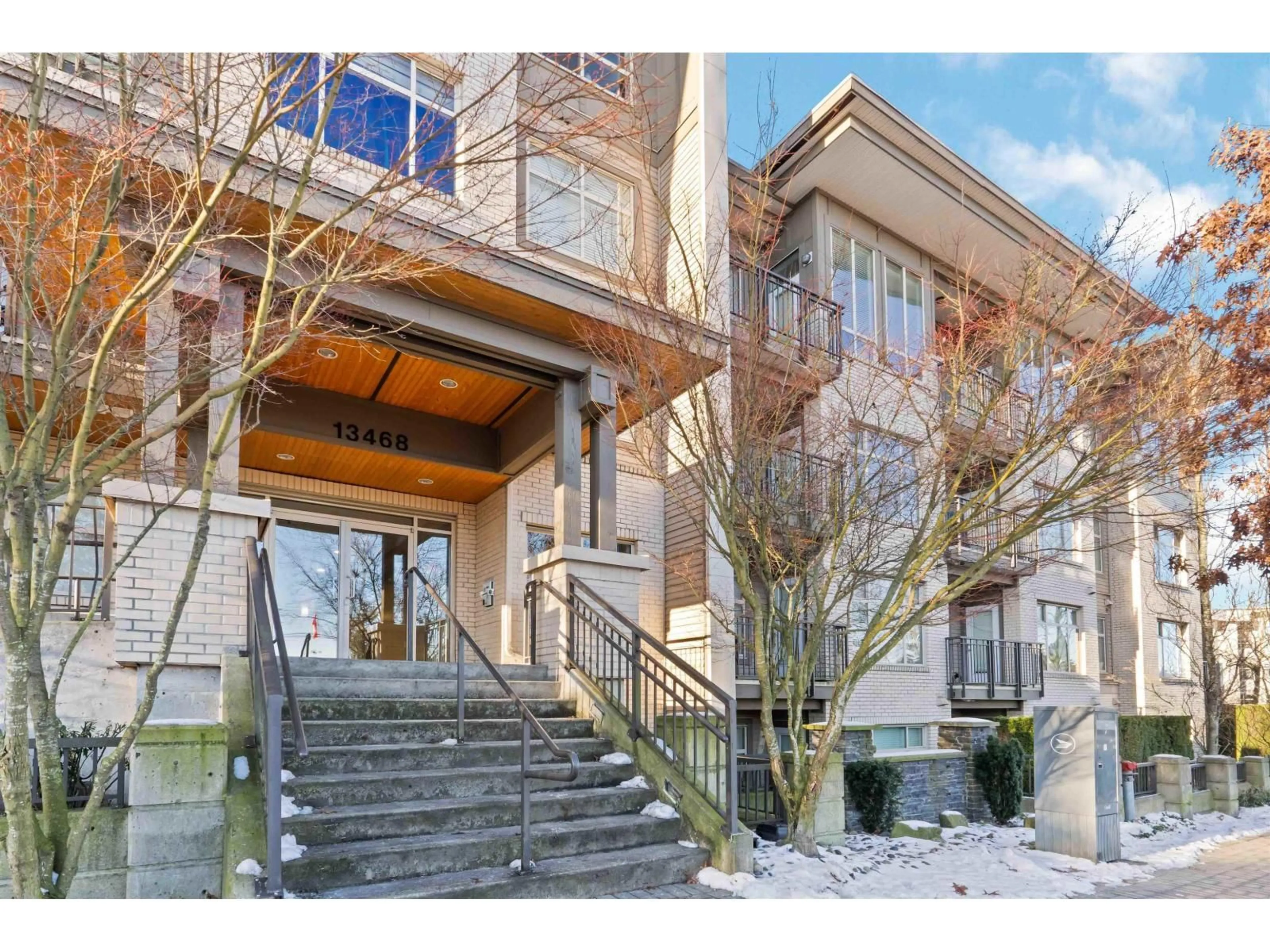 Indoor entryway for 111 - 13468 KING GEORGE BOULEVARD, Surrey British Columbia V3T0B5