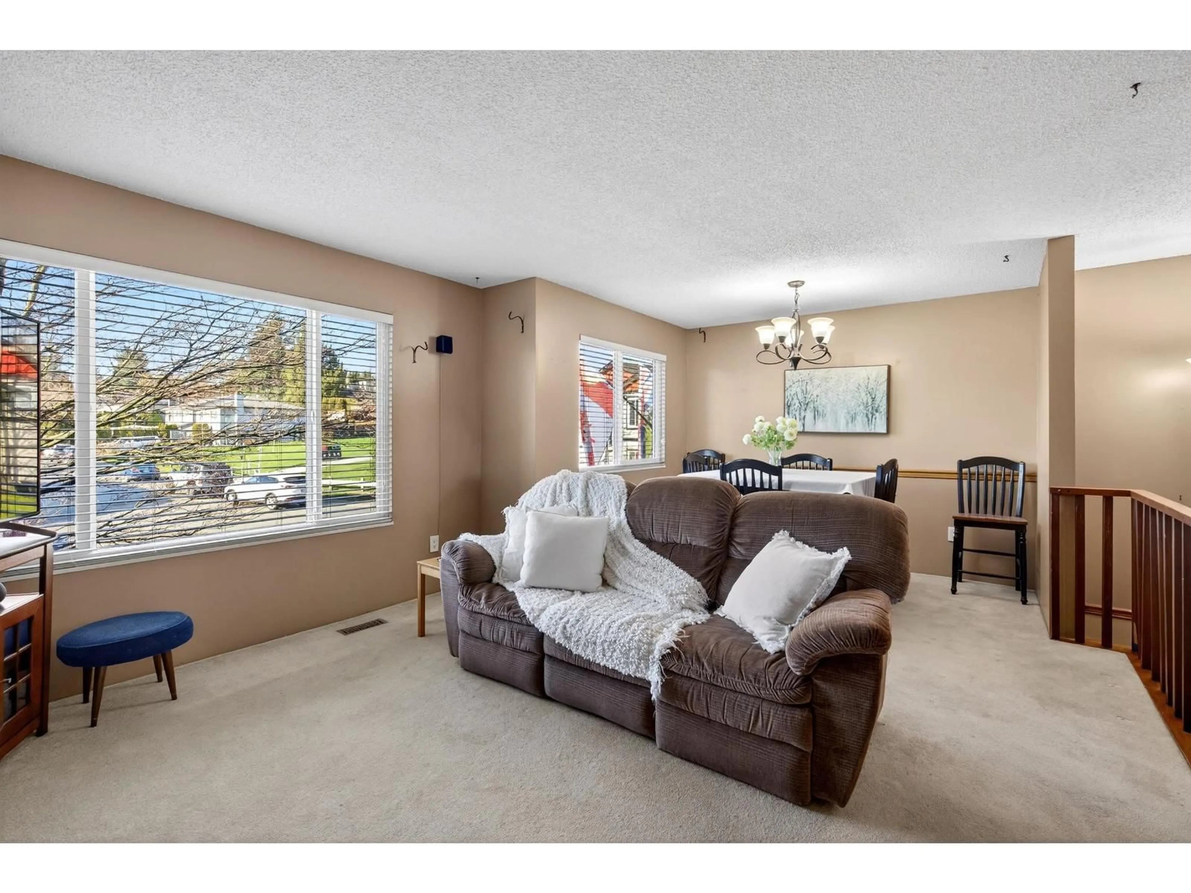 Living room with furniture, unknown for 2872 WOODLAND DRIVE, Langley British Columbia V2Y1G3