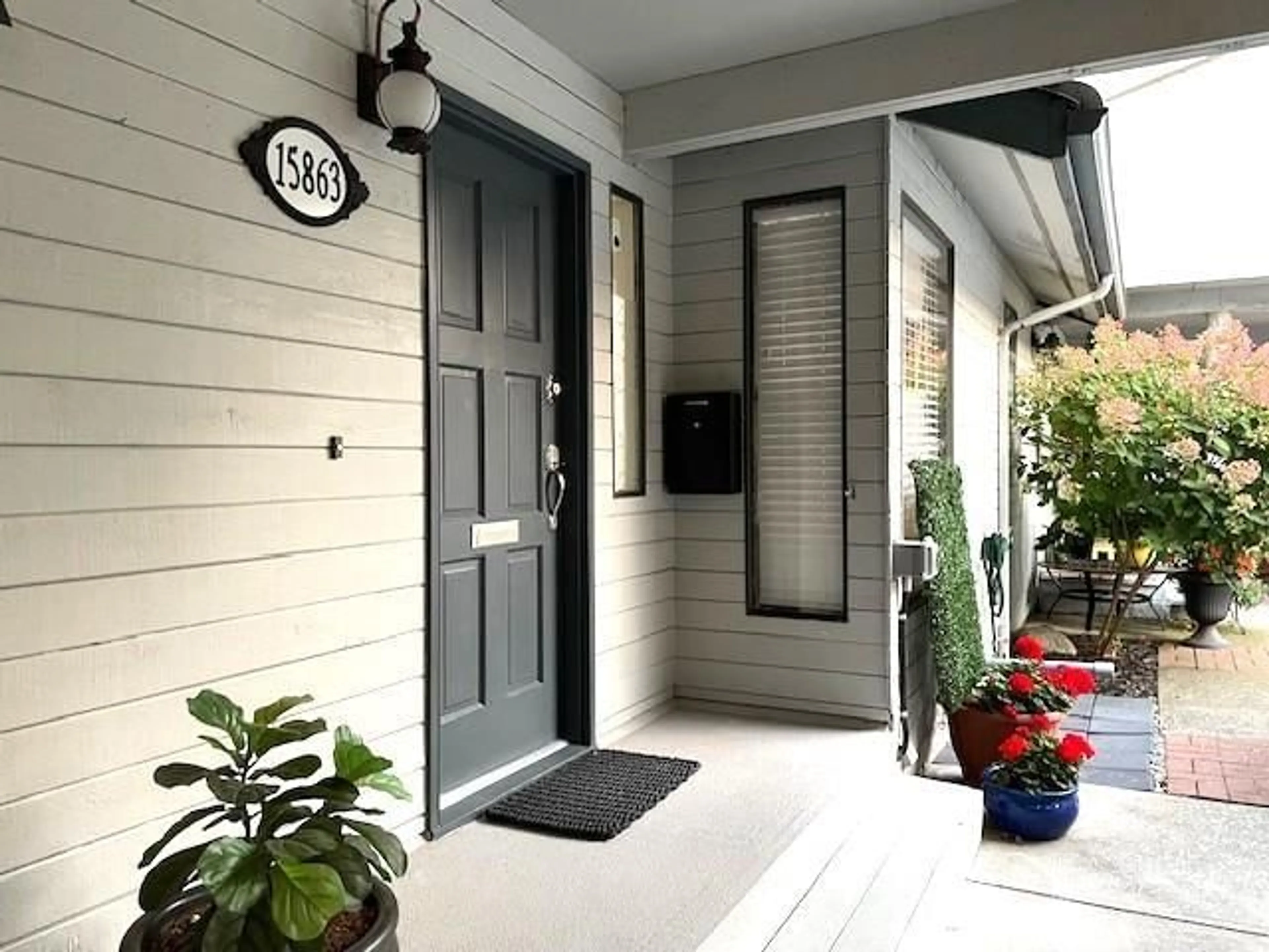 Indoor entryway for 15863 ALDER PLACE, Surrey British Columbia V4A5J1