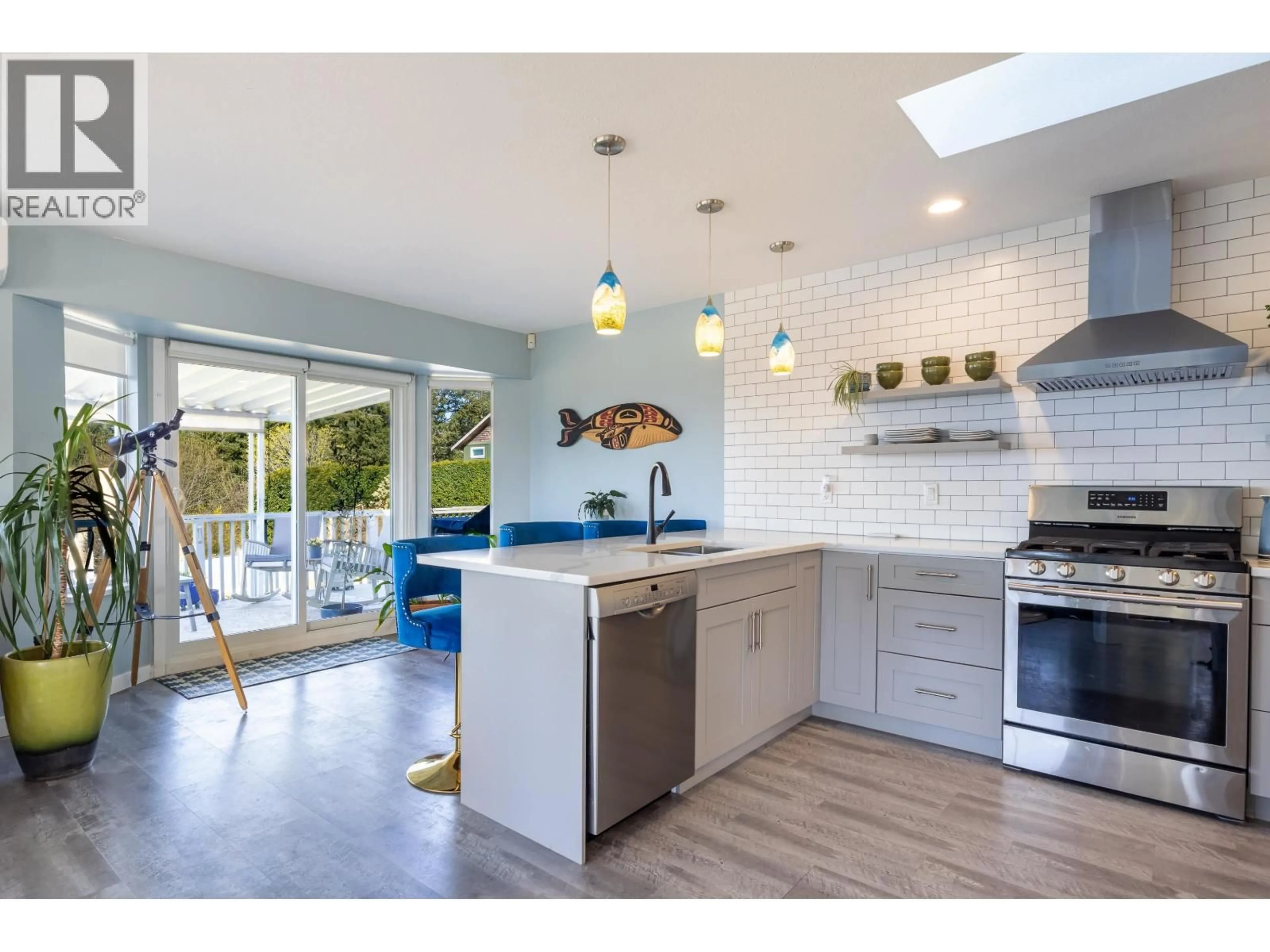 Open concept kitchen, ceramic/tile floor for 5007 LAUREL AVENUE, Sechelt British Columbia V7Z0B9