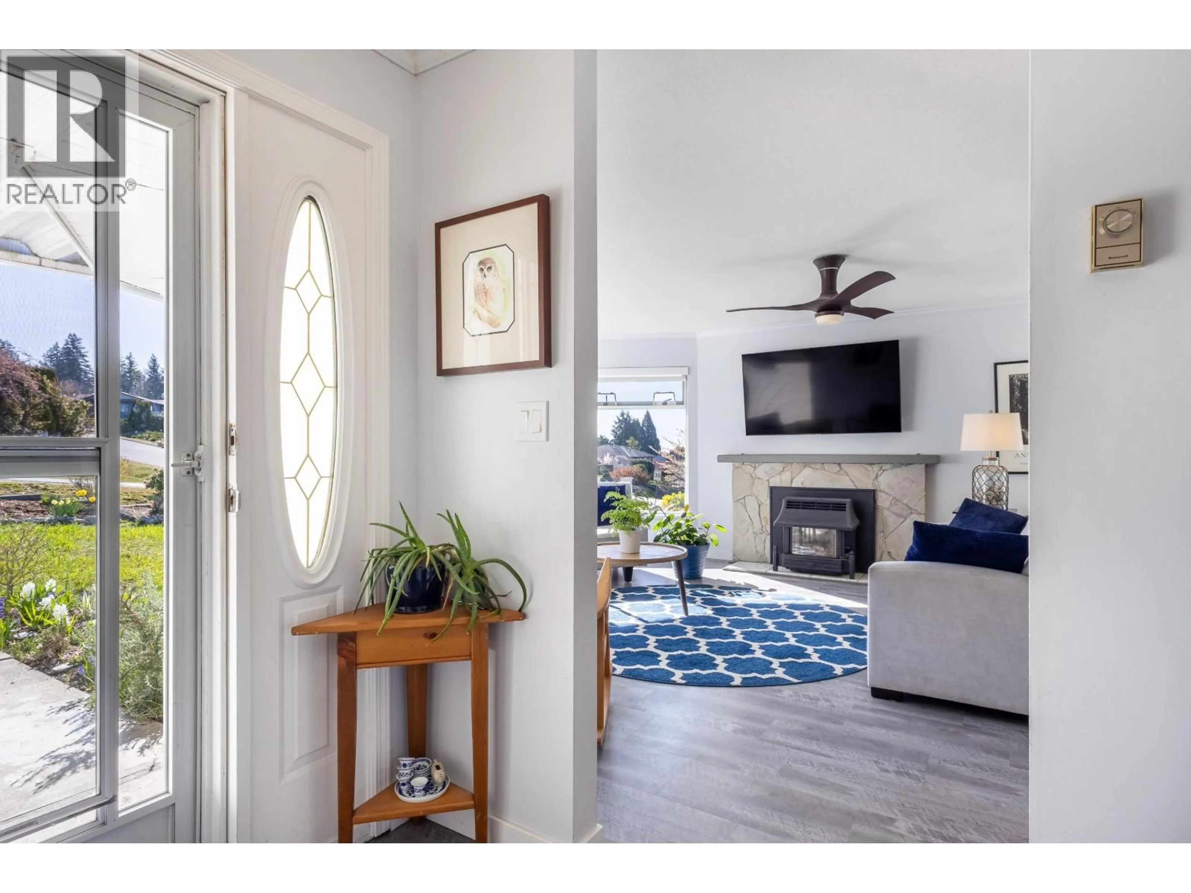 Indoor entryway for 5007 LAUREL AVENUE, Sechelt British Columbia V7Z0B9