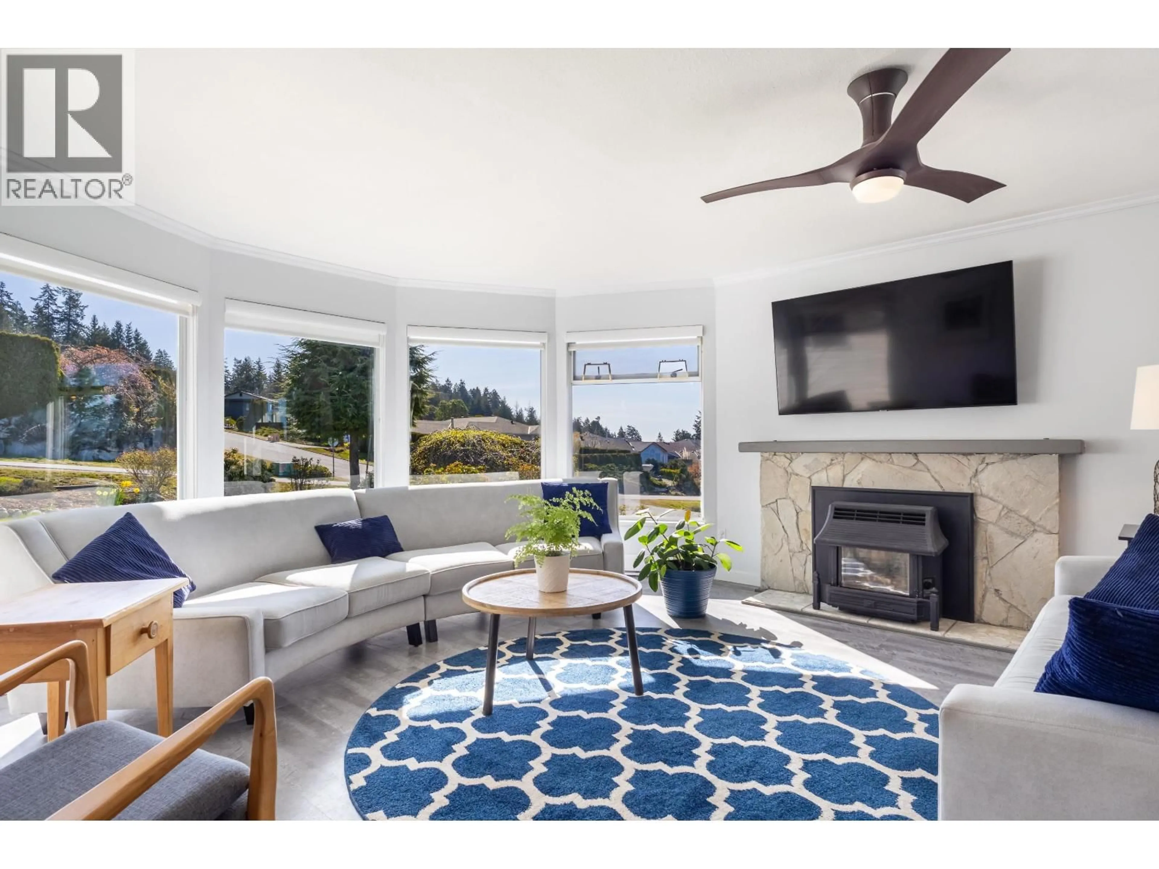 Living room with furniture, ceramic/tile floor for 5007 LAUREL AVENUE, Sechelt British Columbia V7Z0B9