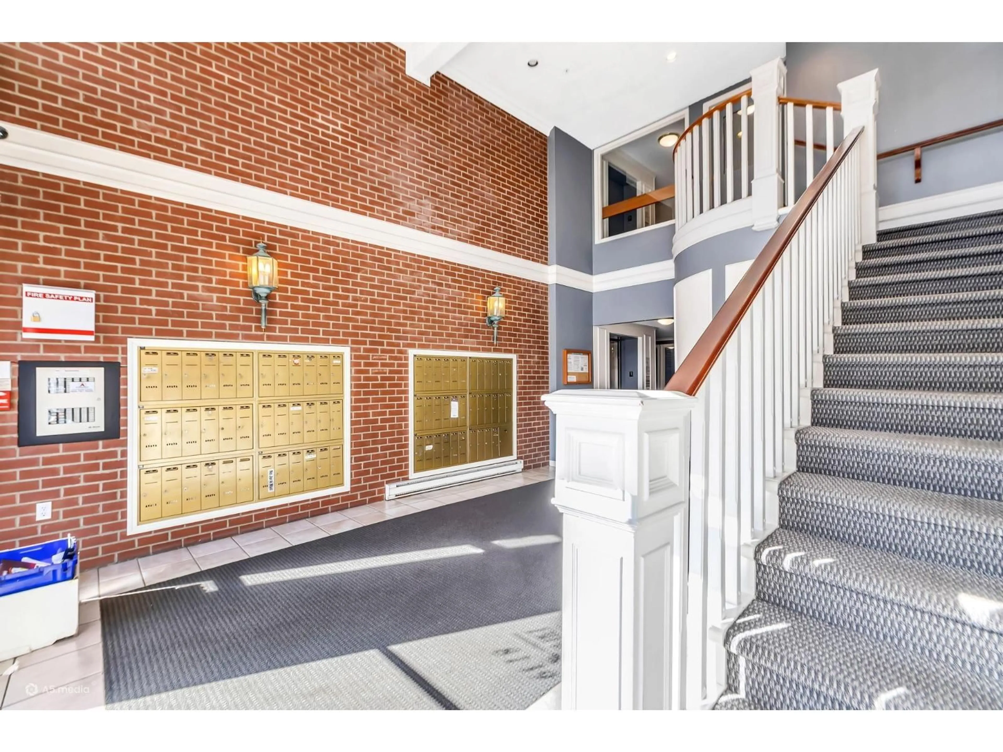 Indoor foyer for 303 - 8139 121A STREET, Surrey British Columbia V3W0Z2