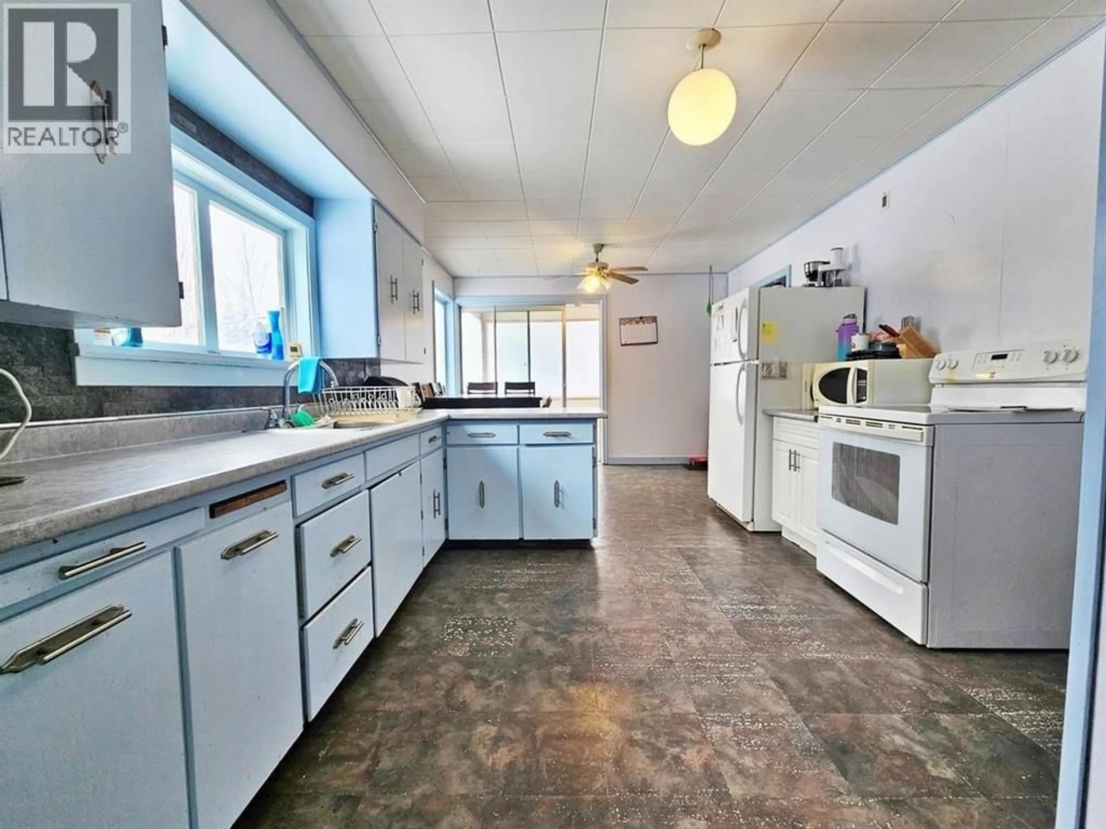 Kitchen with laundary machines, unknown for 1108 RIVER PARK RD, Quesnel British Columbia V2J2Y9