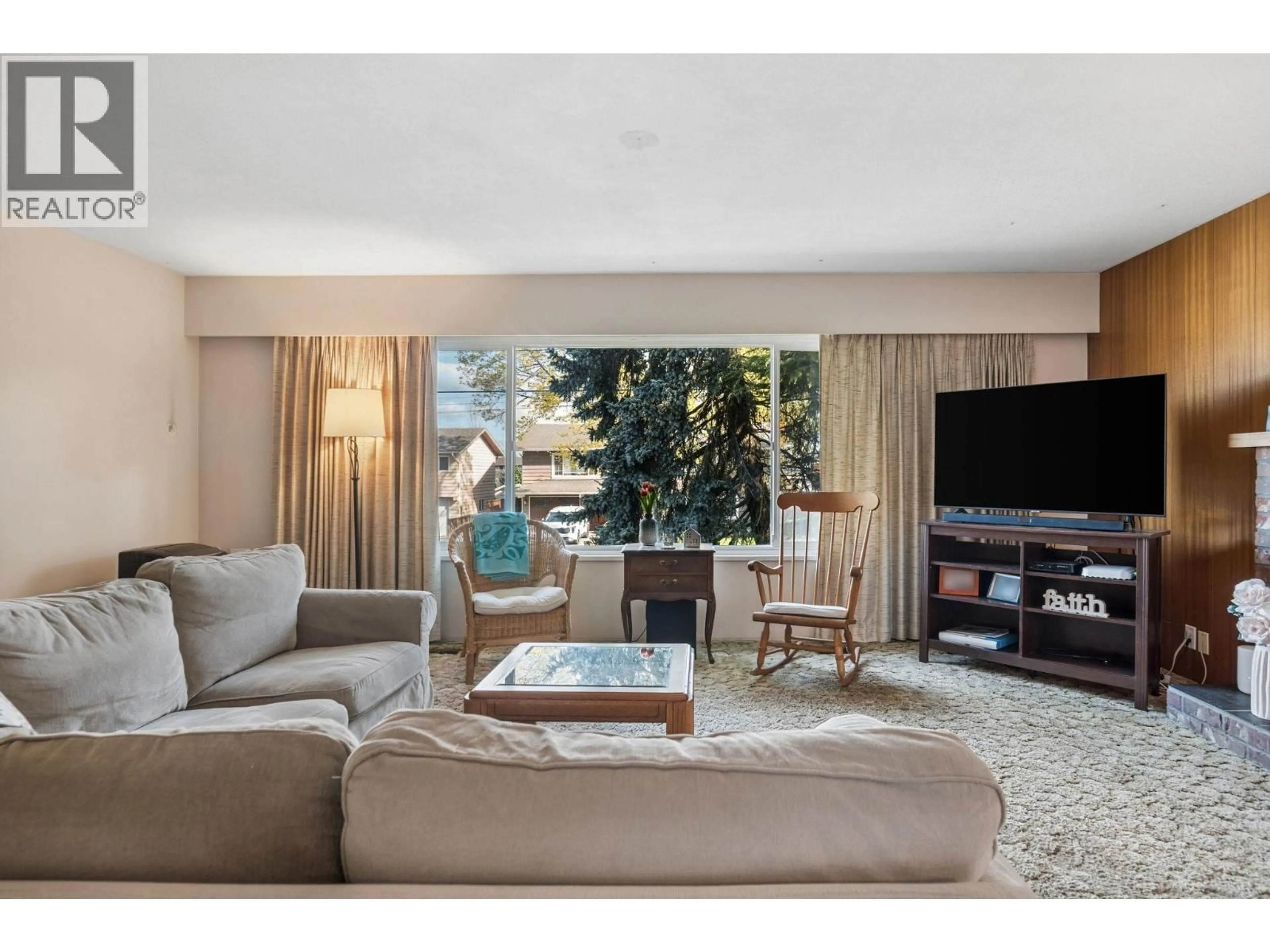 Living room with furniture, unknown for 5392 MAPLE CRESCENT, Delta British Columbia V4K1G2