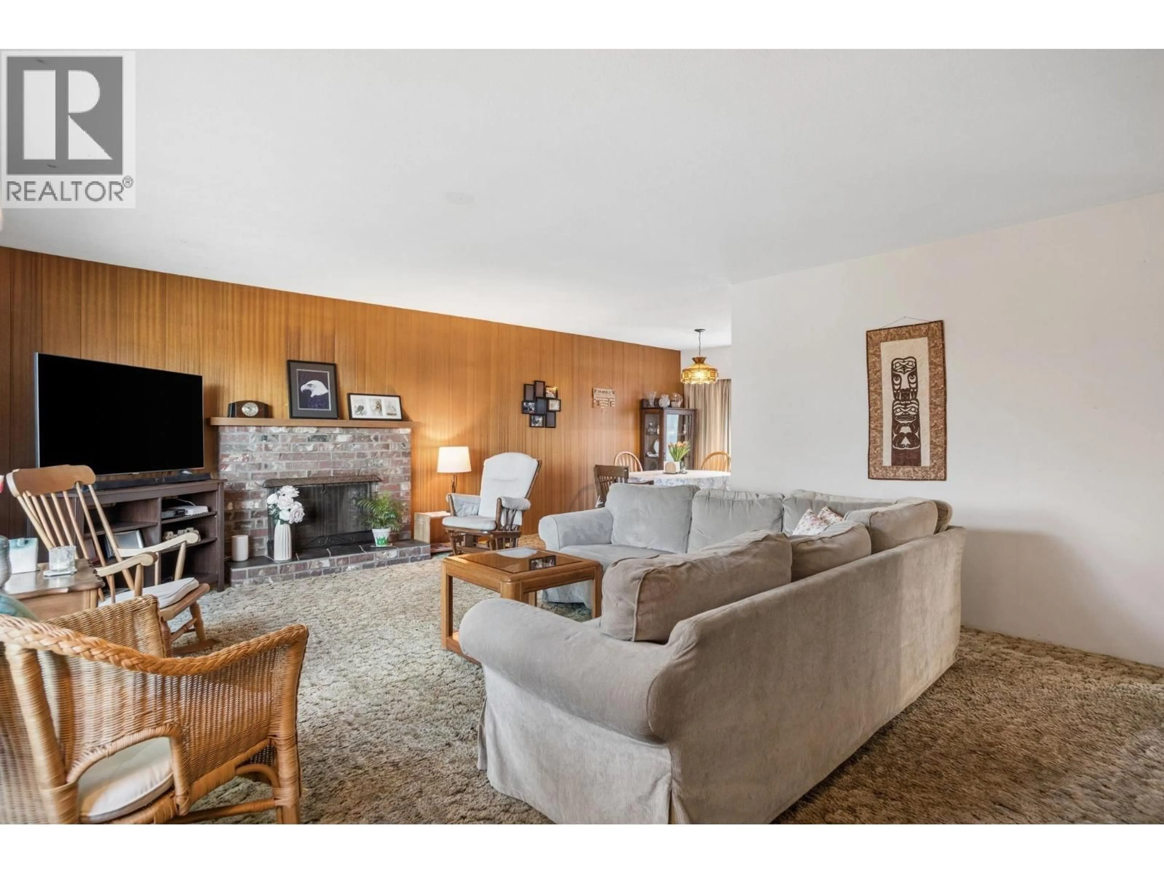 Living room with furniture, wood/laminate floor for 5392 MAPLE CRESCENT, Delta British Columbia V4K1G2