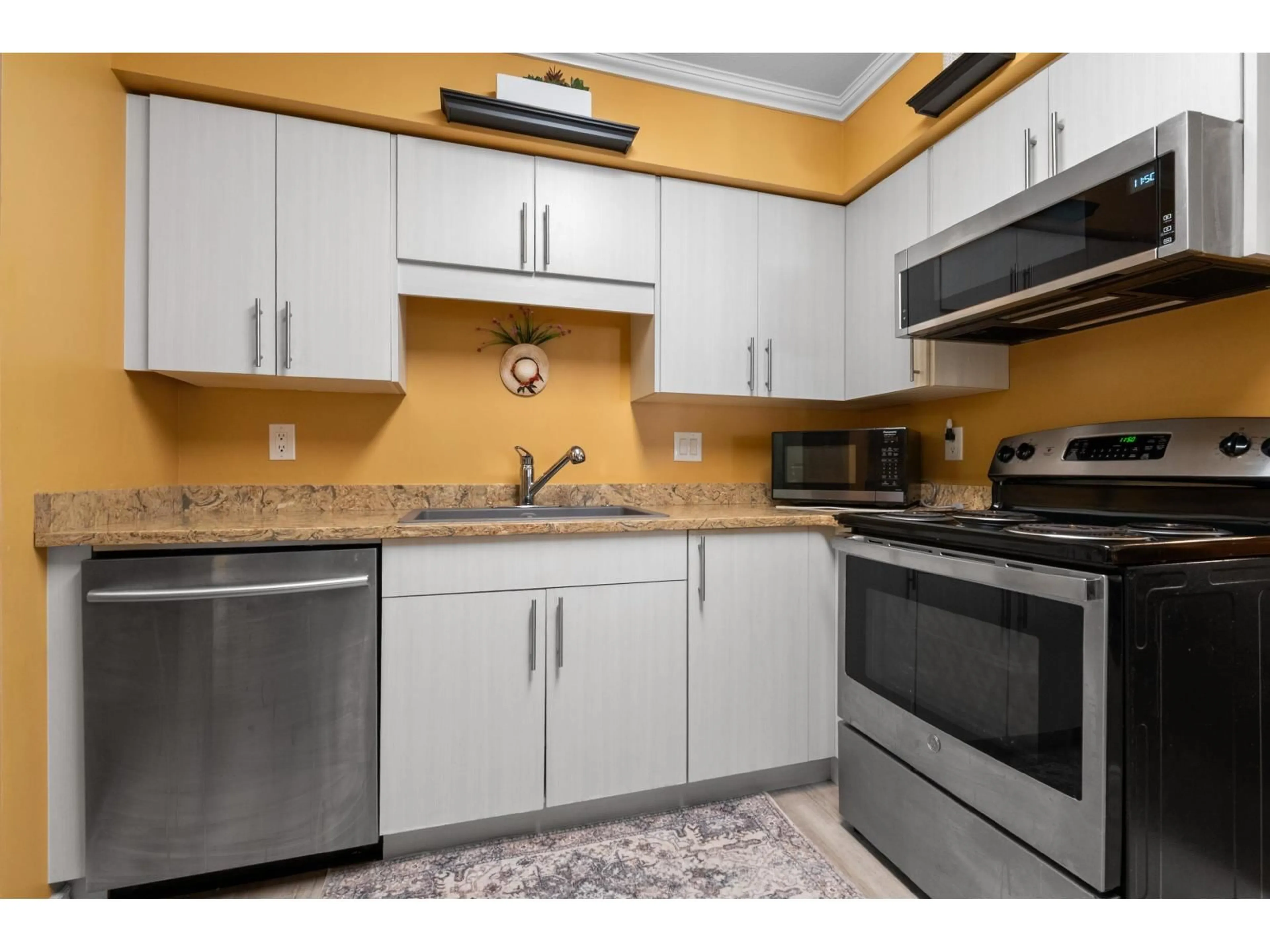 Standard kitchen, unknown for 109 - 8725 ELM DRIVE, Chilliwack British Columbia V2P4Y3