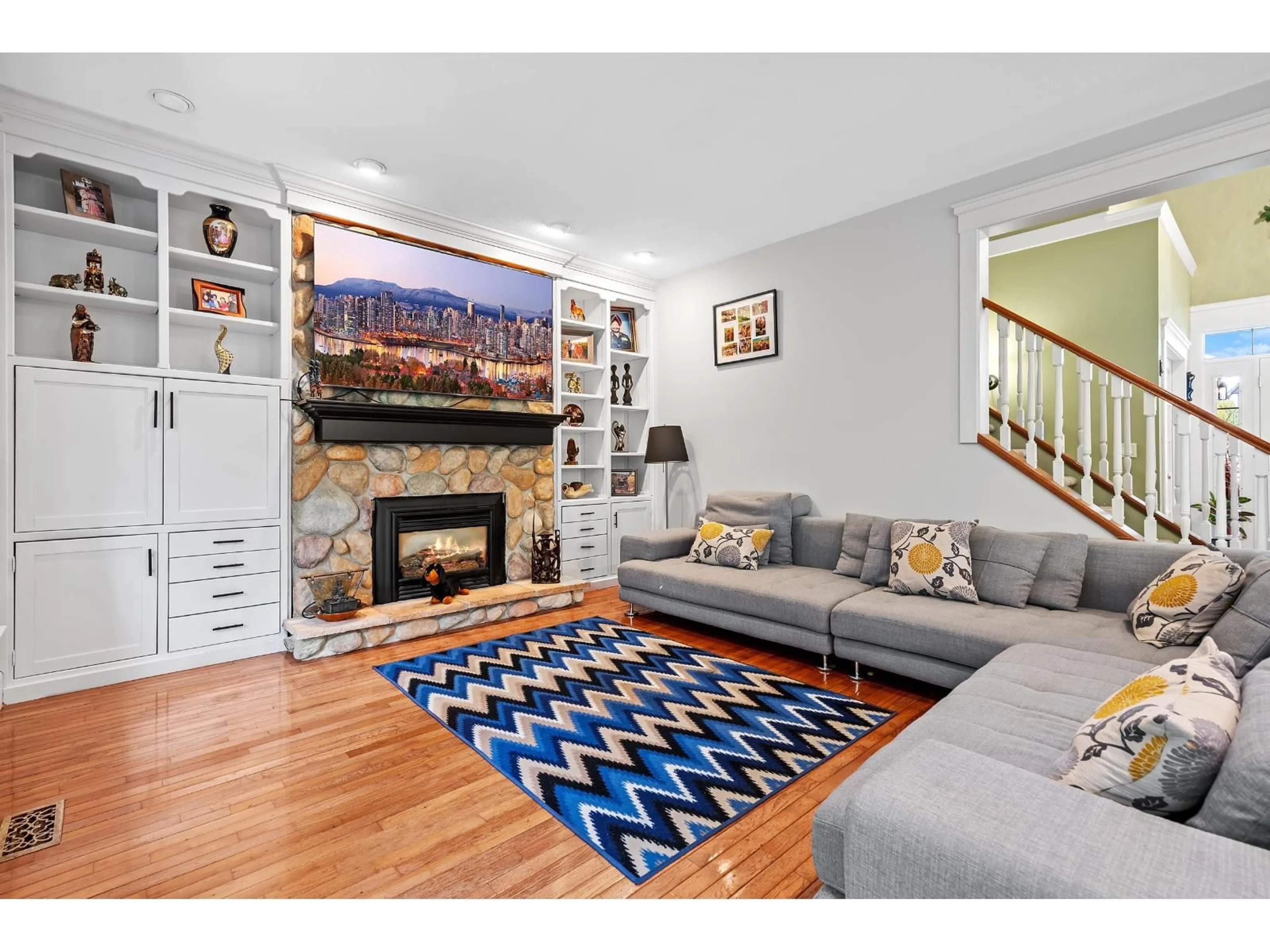 Living room with furniture, unknown for 8525 DOERKSEN DRIVE, Mission British Columbia V2V7C4