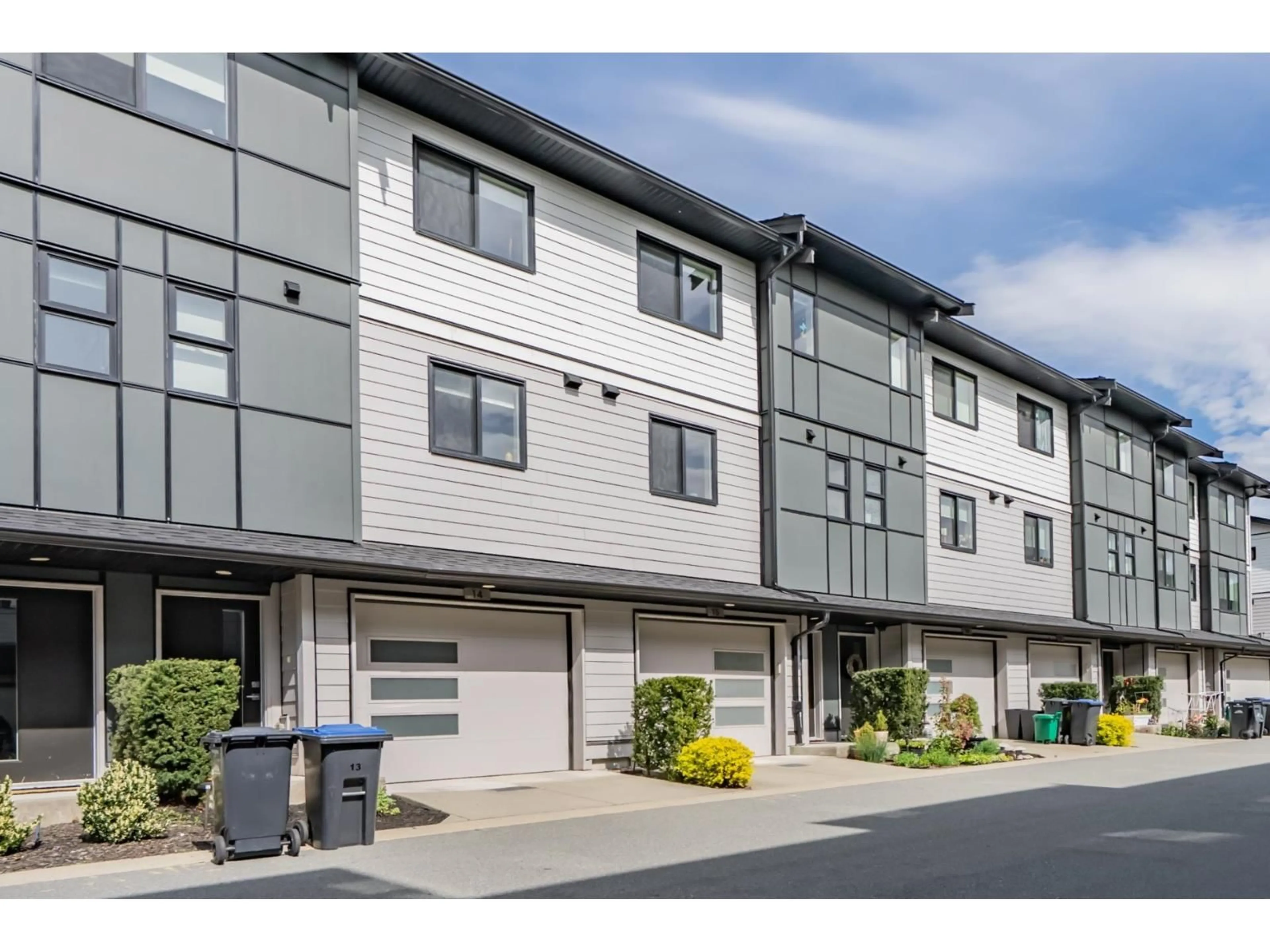 Home with vinyl exterior material, street for 15 - 34825 DELAIR ROAD, Abbotsford British Columbia V2S0J7