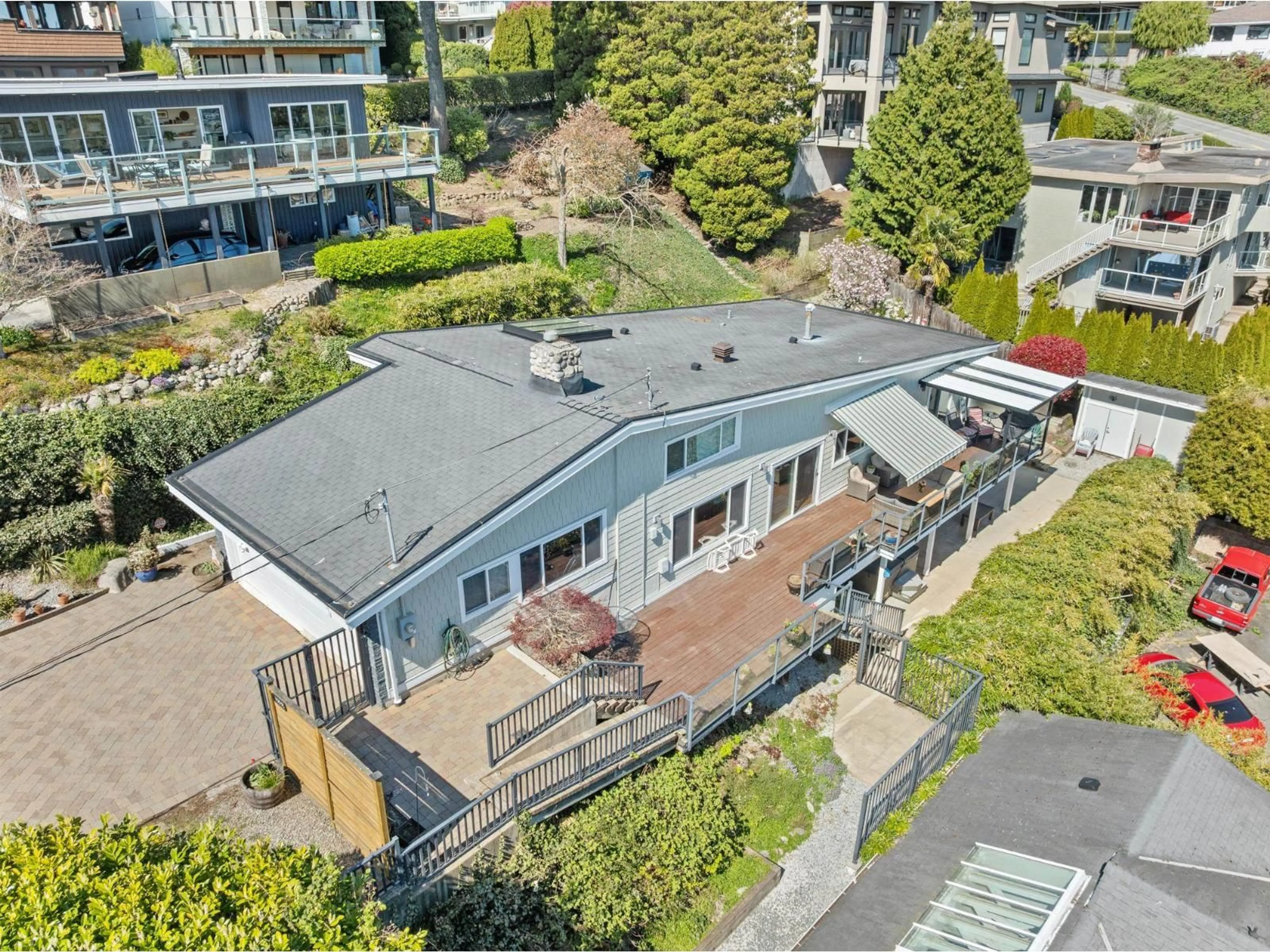 A pic from outside/outdoor area/front of a property/back of a property/a pic from drone, unknown for 15535 ROYAL AVENUE, White Rock British Columbia V4B1N5