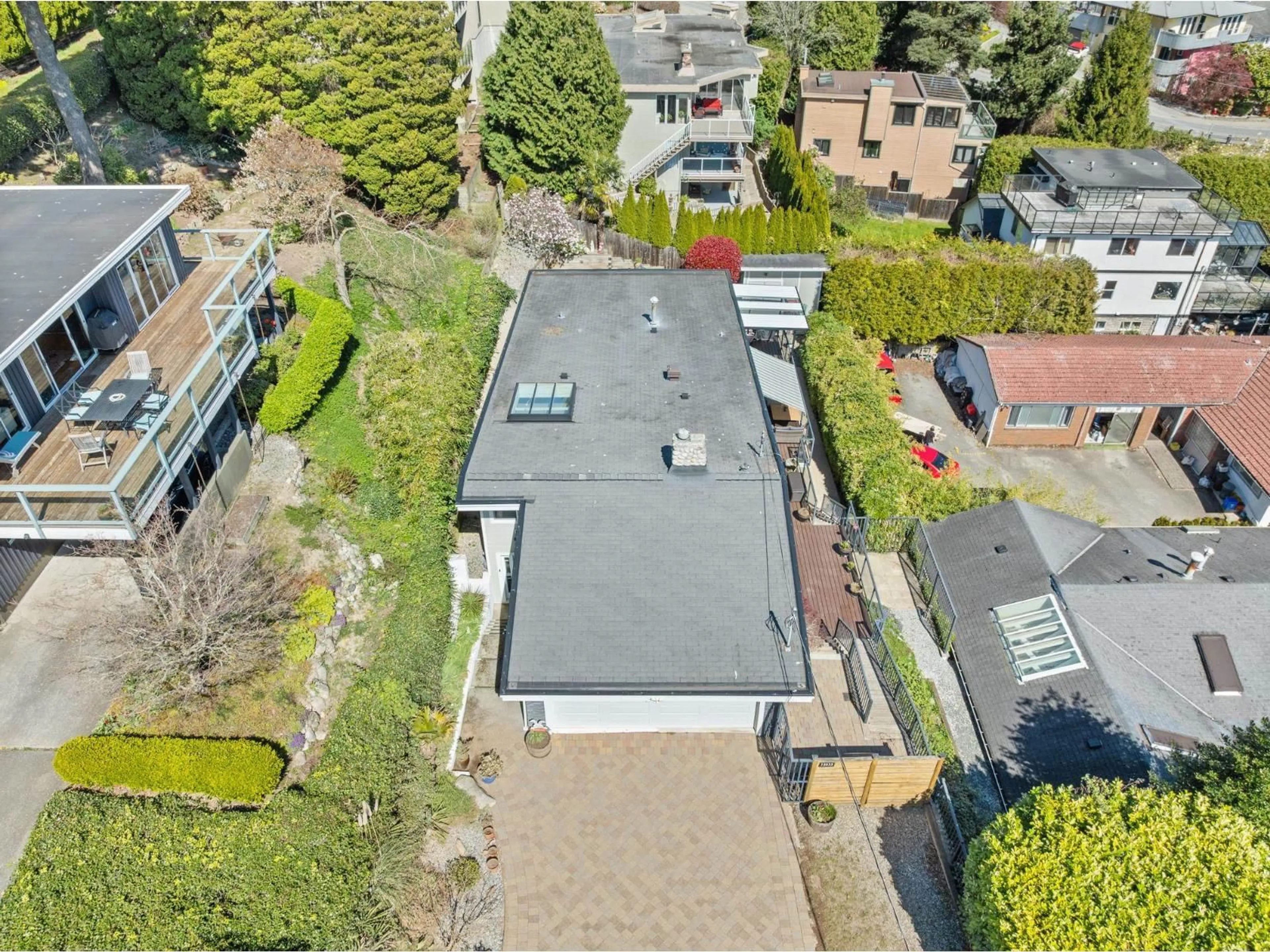 A pic from outside/outdoor area/front of a property/back of a property/a pic from drone, street for 15535 ROYAL AVENUE, White Rock British Columbia V4B1N5