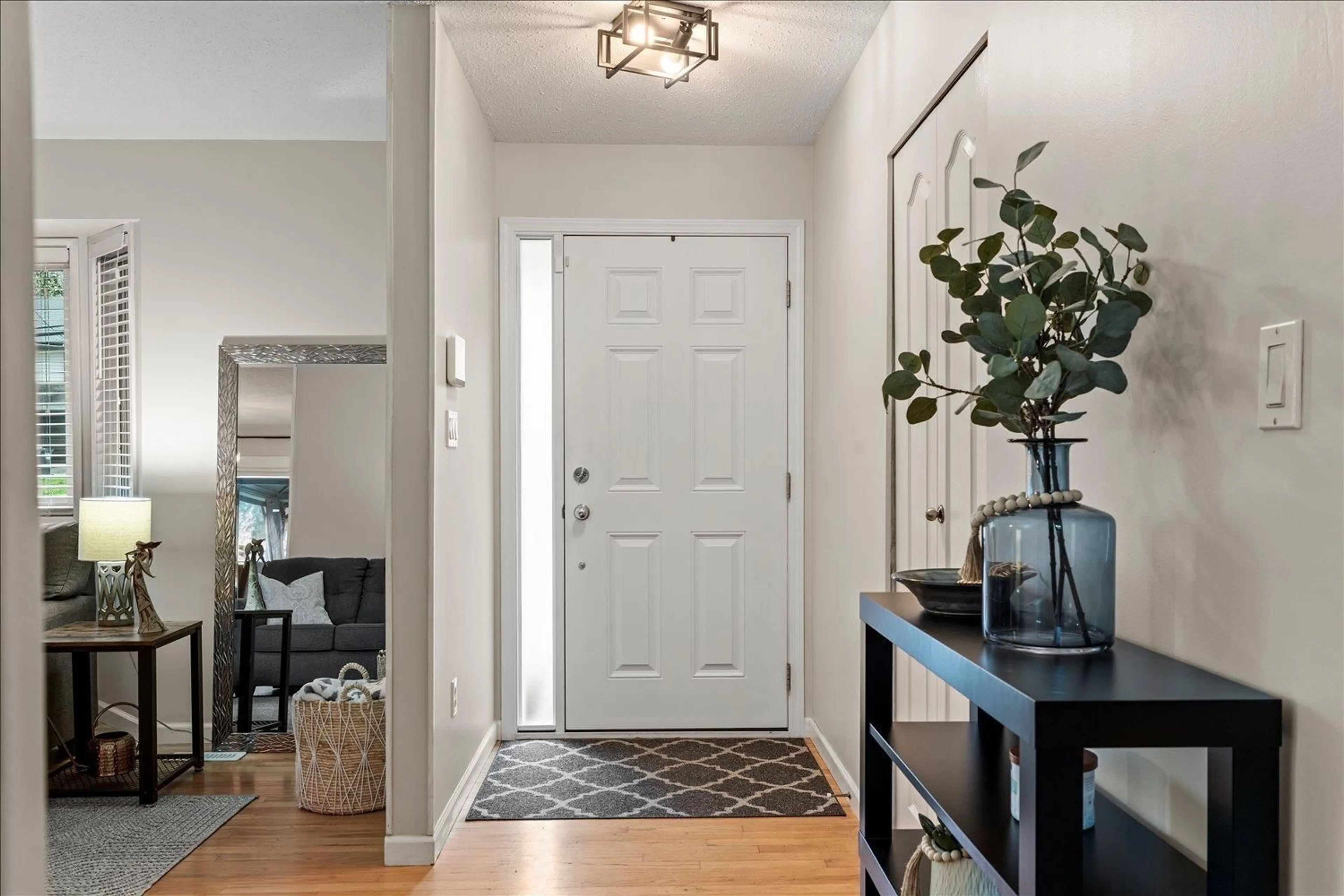 Indoor entryway for 3712 OLD CLAYBURN ROAD, Abbotsford British Columbia V3G1H6