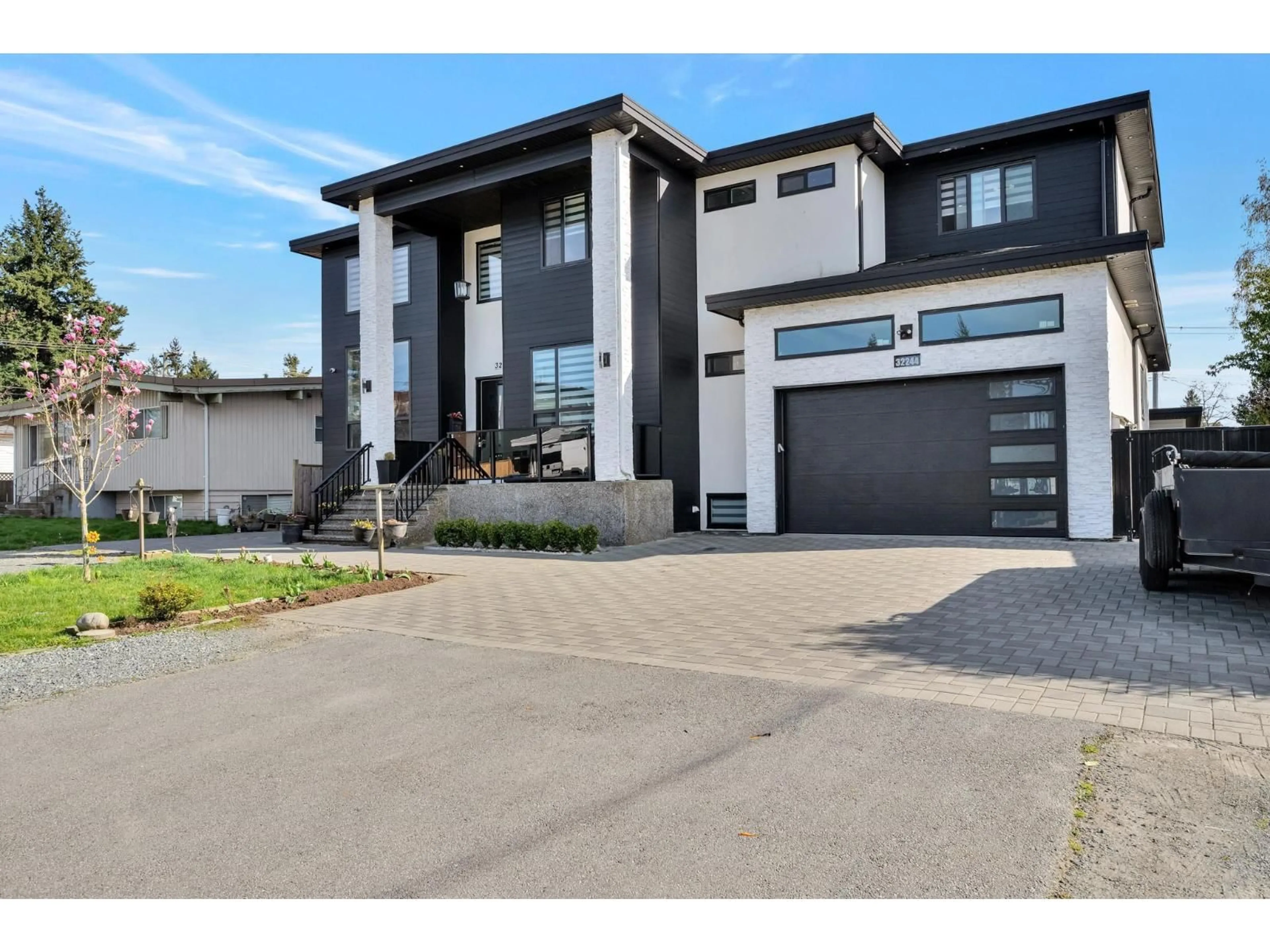 Home with brick exterior material, street for 32244 PINEVIEW AVENUE, Abbotsford British Columbia V2T1R3
