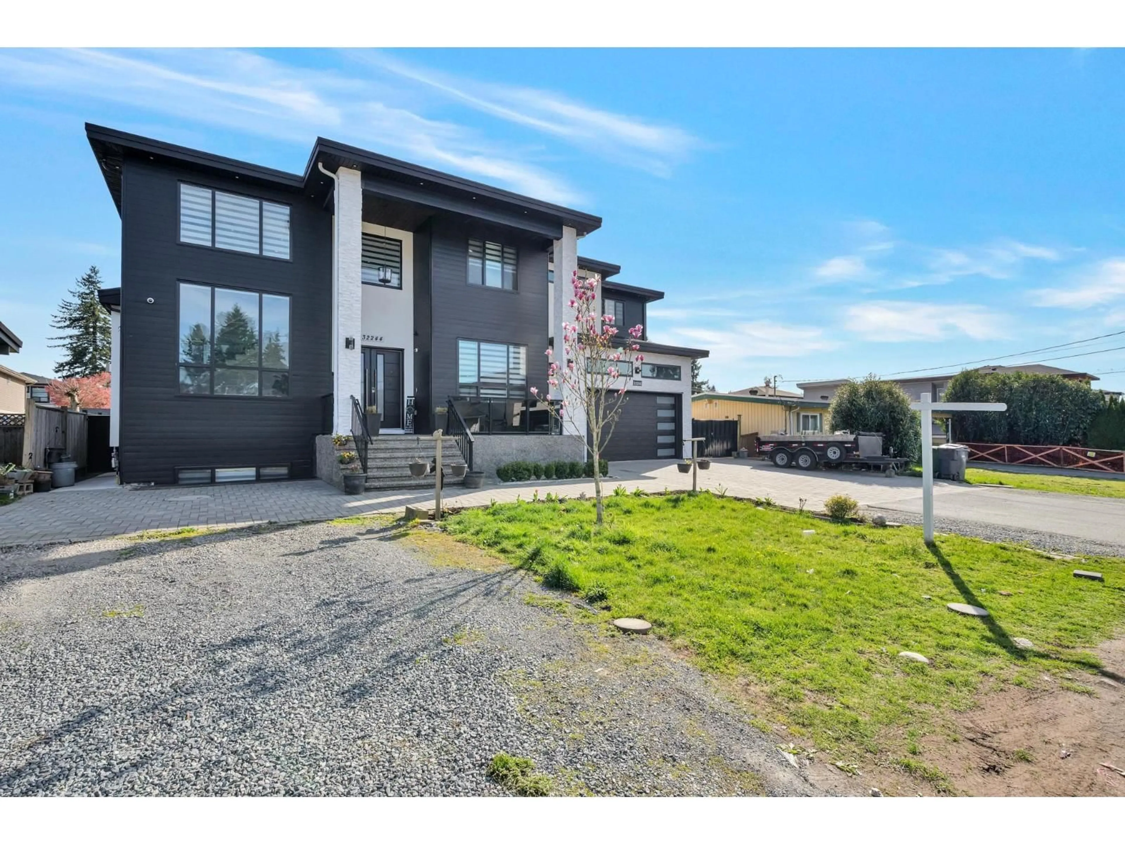 A pic from outside/outdoor area/front of a property/back of a property/a pic from drone, street for 32244 PINEVIEW AVENUE, Abbotsford British Columbia V2T1R3