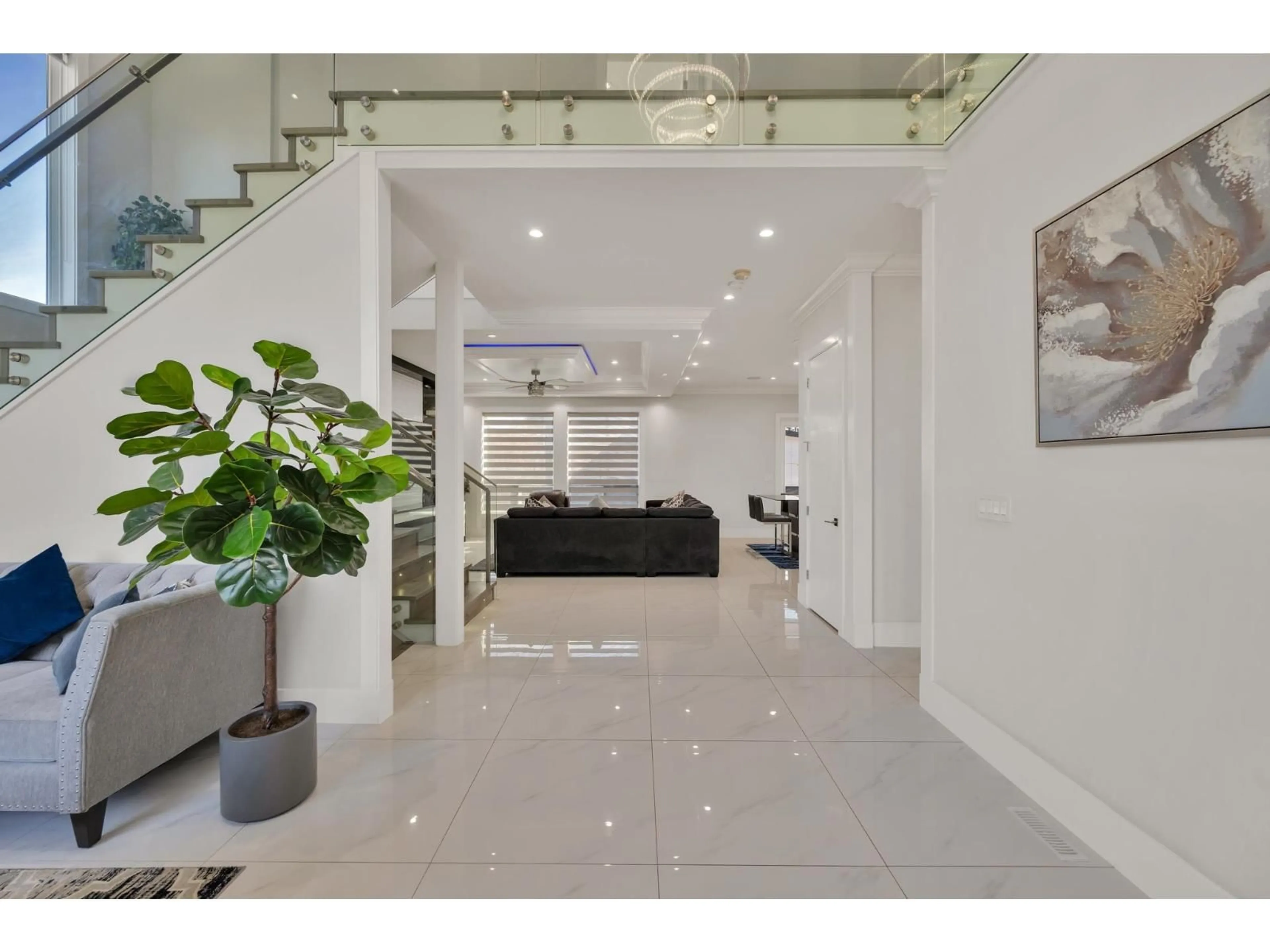 Indoor foyer for 32244 PINEVIEW AVENUE, Abbotsford British Columbia V2T1R3