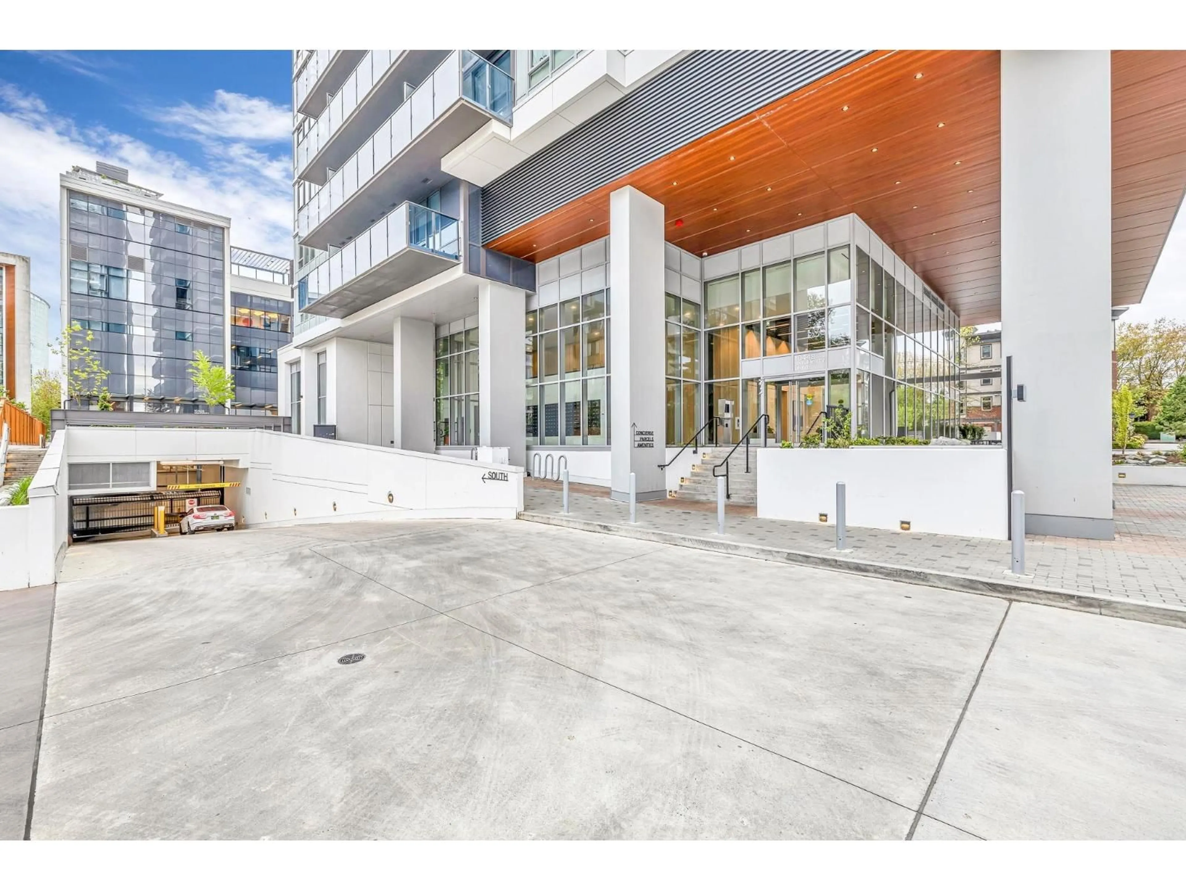 Indoor foyer for 902 - 10448 UNIVERSITY DRIVE, Surrey British Columbia V3T0S7