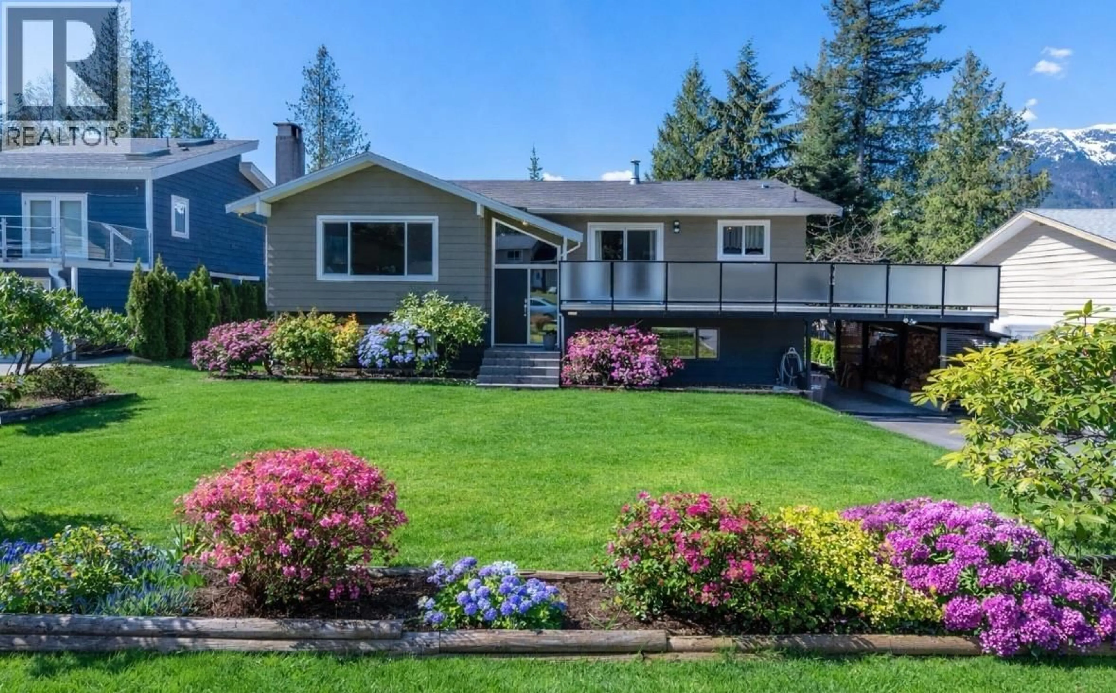 Home with vinyl exterior material, street for 40463 BRAEMAR DRIVE, Squamish British Columbia V8B0P3