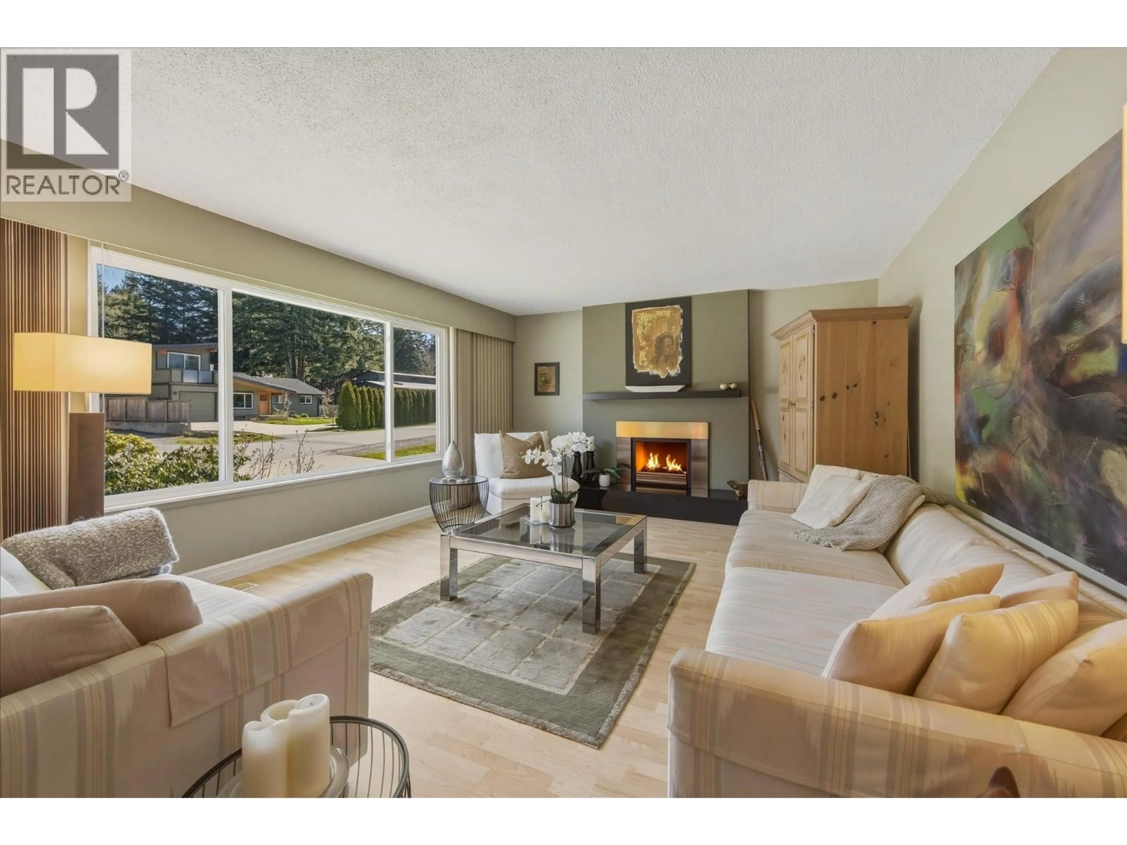 Living room with furniture, unknown for 40463 BRAEMAR DRIVE, Squamish British Columbia V8B0P3