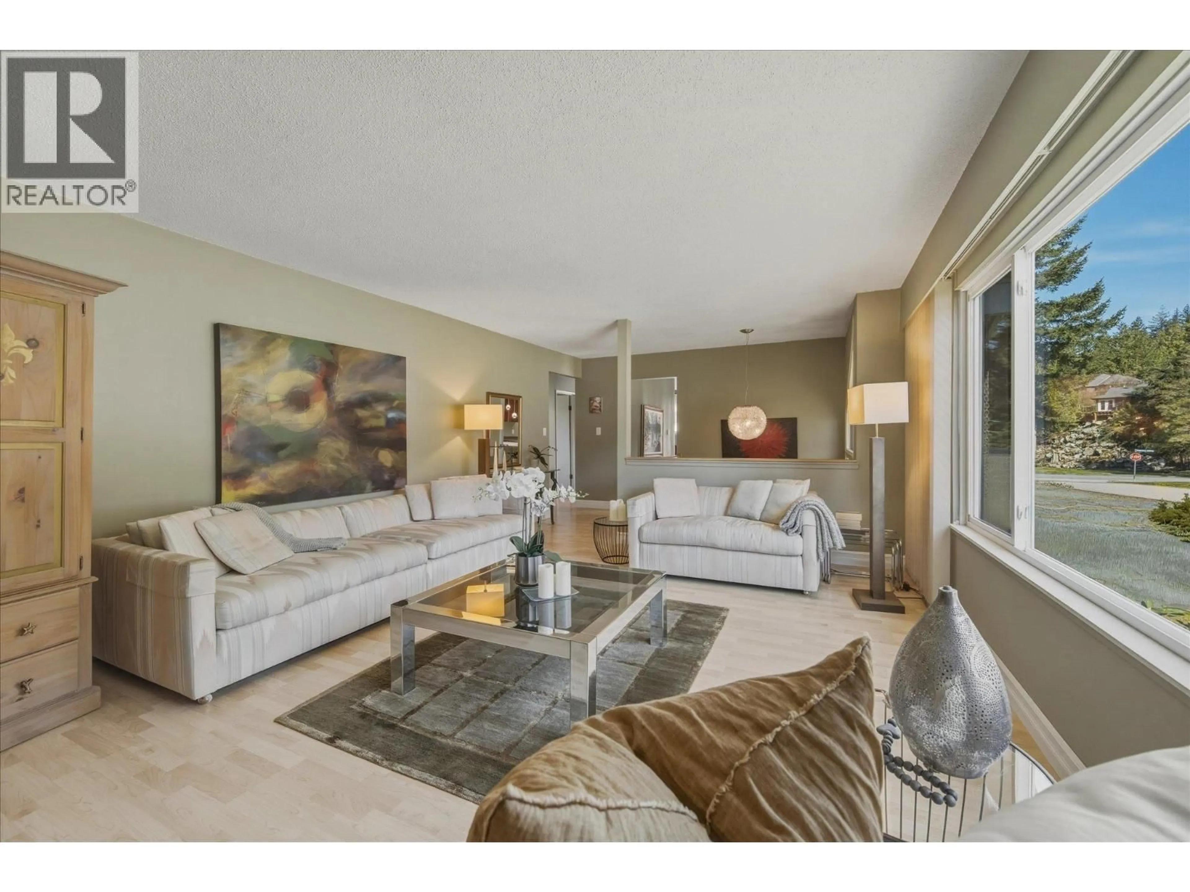 Living room with furniture, unknown for 40463 BRAEMAR DRIVE, Squamish British Columbia V8B0P3