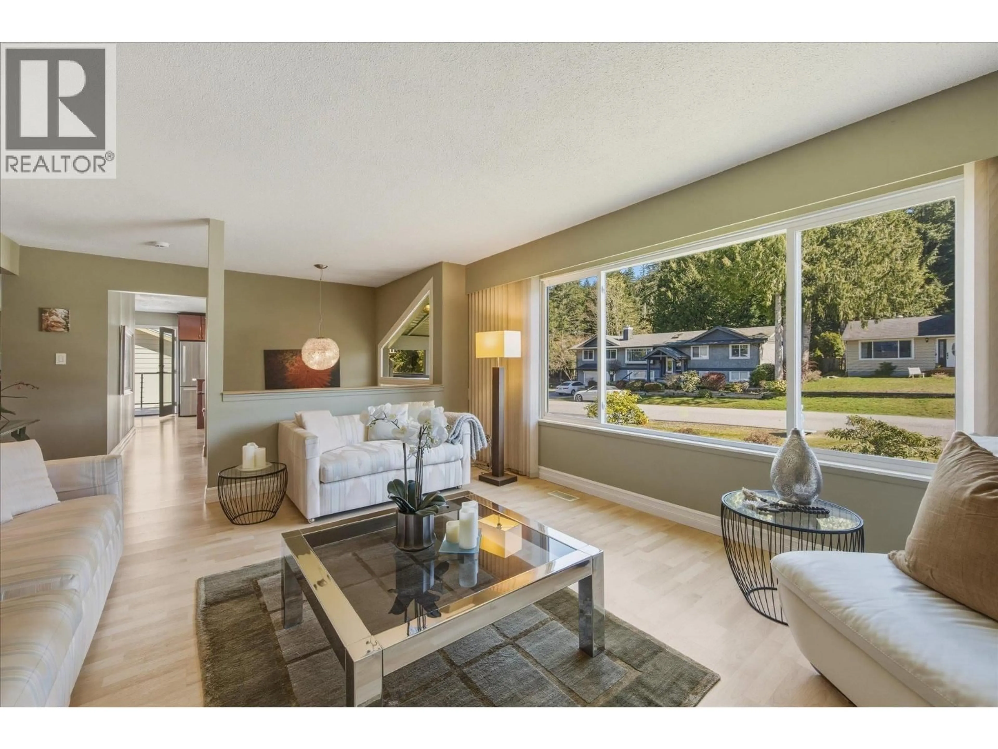 Living room with furniture, ceramic/tile floor for 40463 BRAEMAR DRIVE, Squamish British Columbia V8B0P3