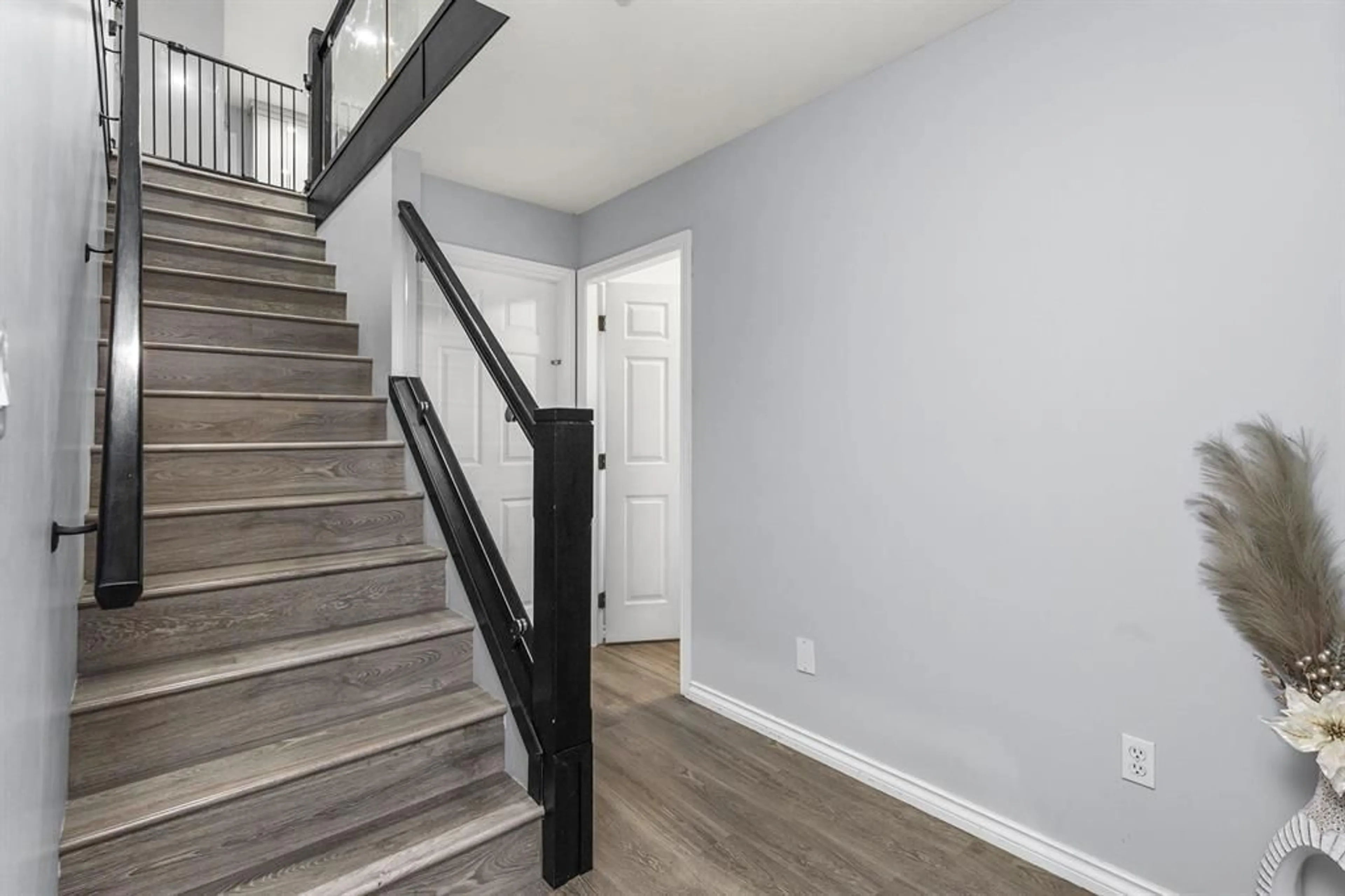 Stairs for 34795 1 AVENUE, Abbotsford British Columbia V2S8C2