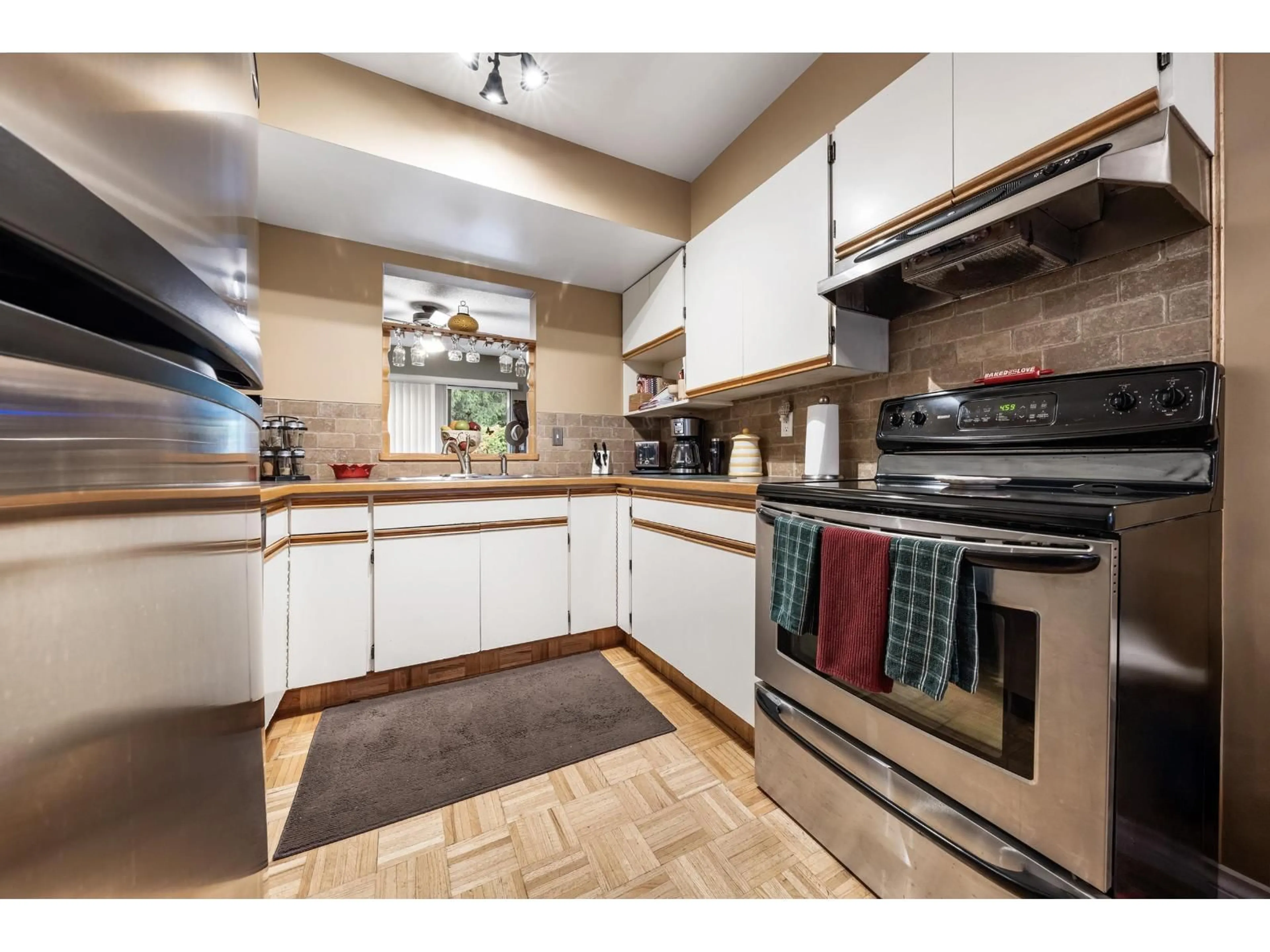 Standard kitchen, unknown for 139 - 13880 74 AVENUE, Surrey British Columbia V3W7E6