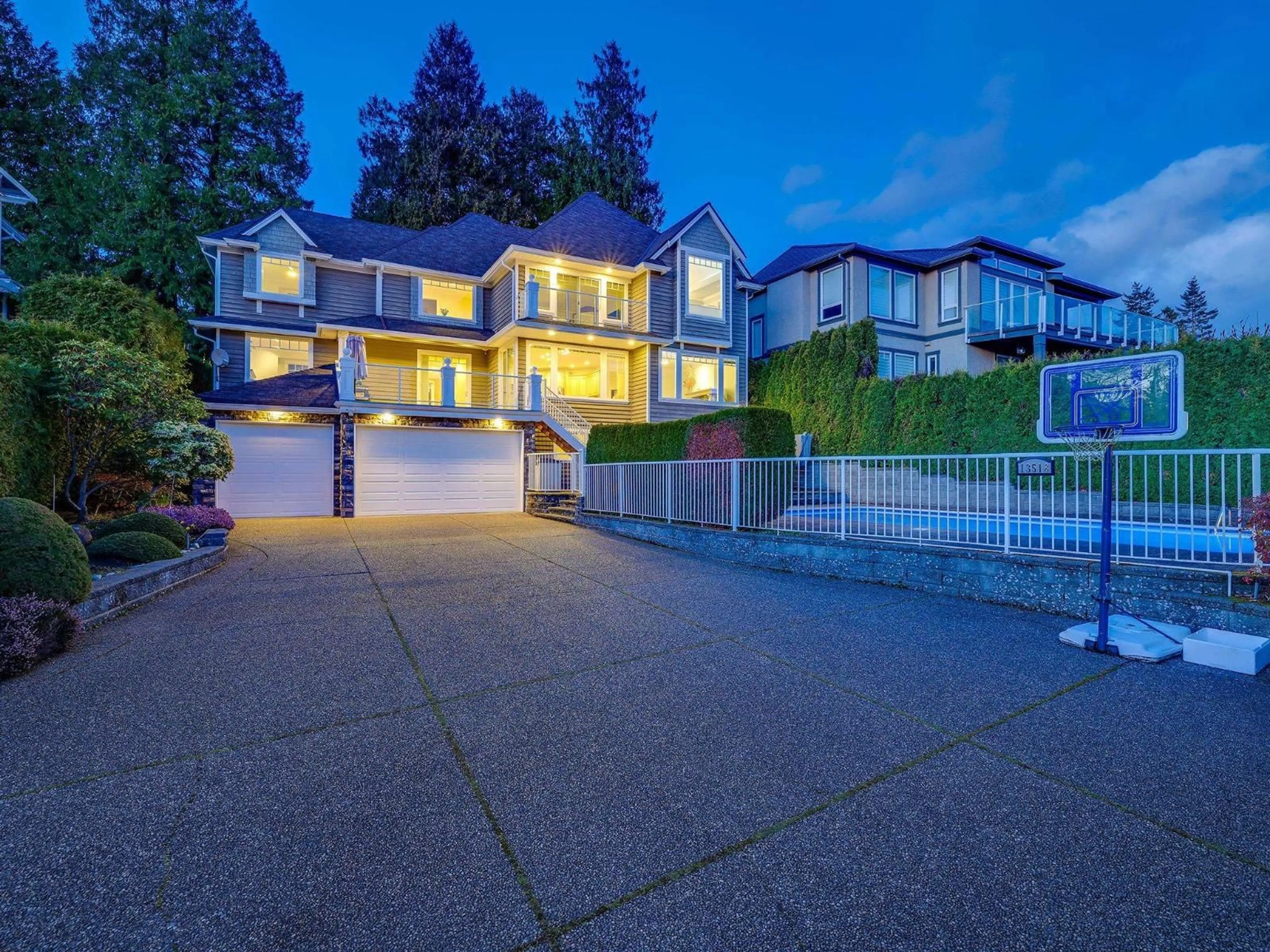 A pic from outside/outdoor area/front of a property/back of a property/a pic from drone, street for 13518 MARINE DRIVE, Surrey British Columbia V4A1G2