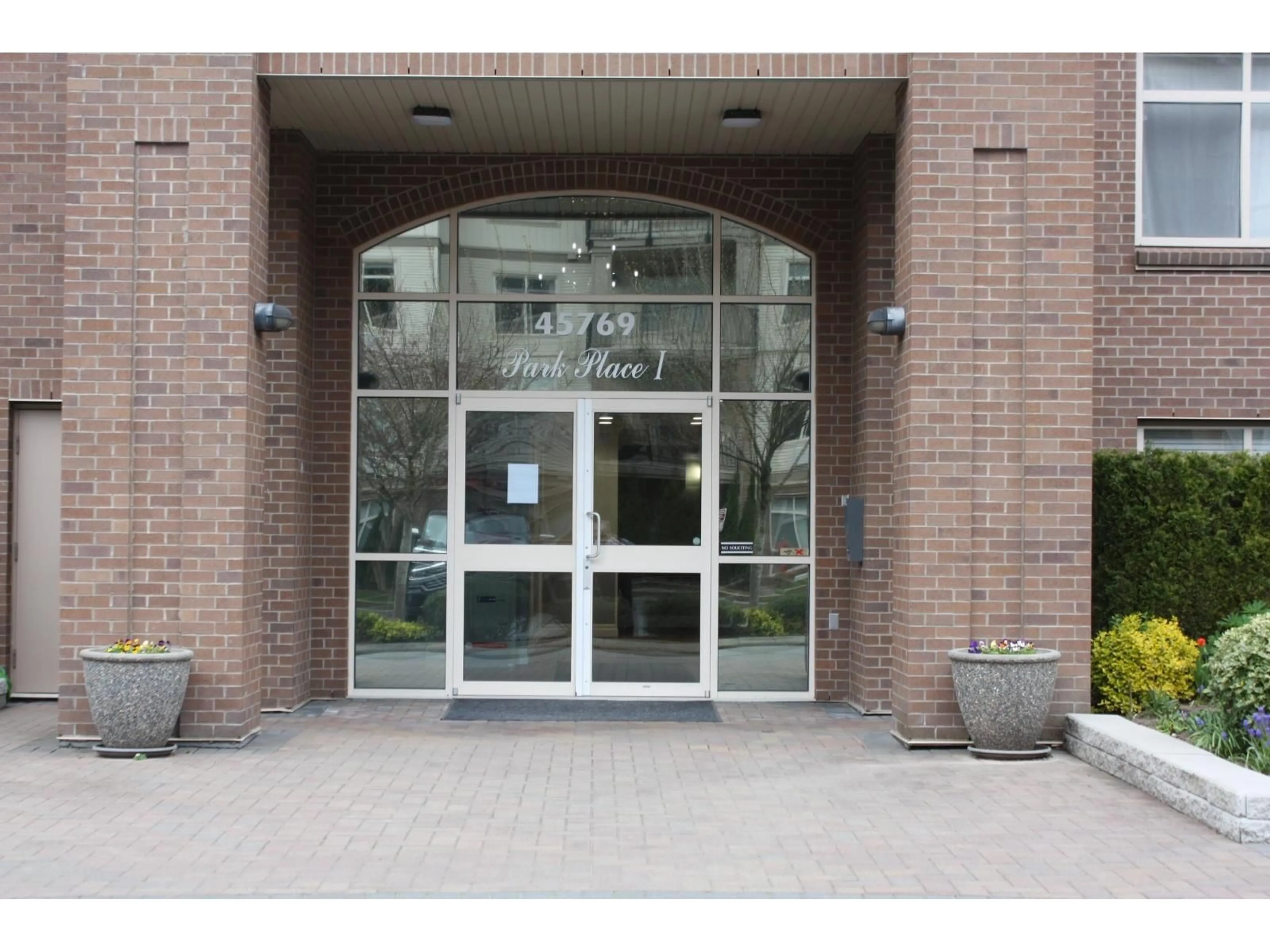 Indoor foyer for 412 - 45769 STEVENSON ROAD, Chilliwack British Columbia V2R5Z2