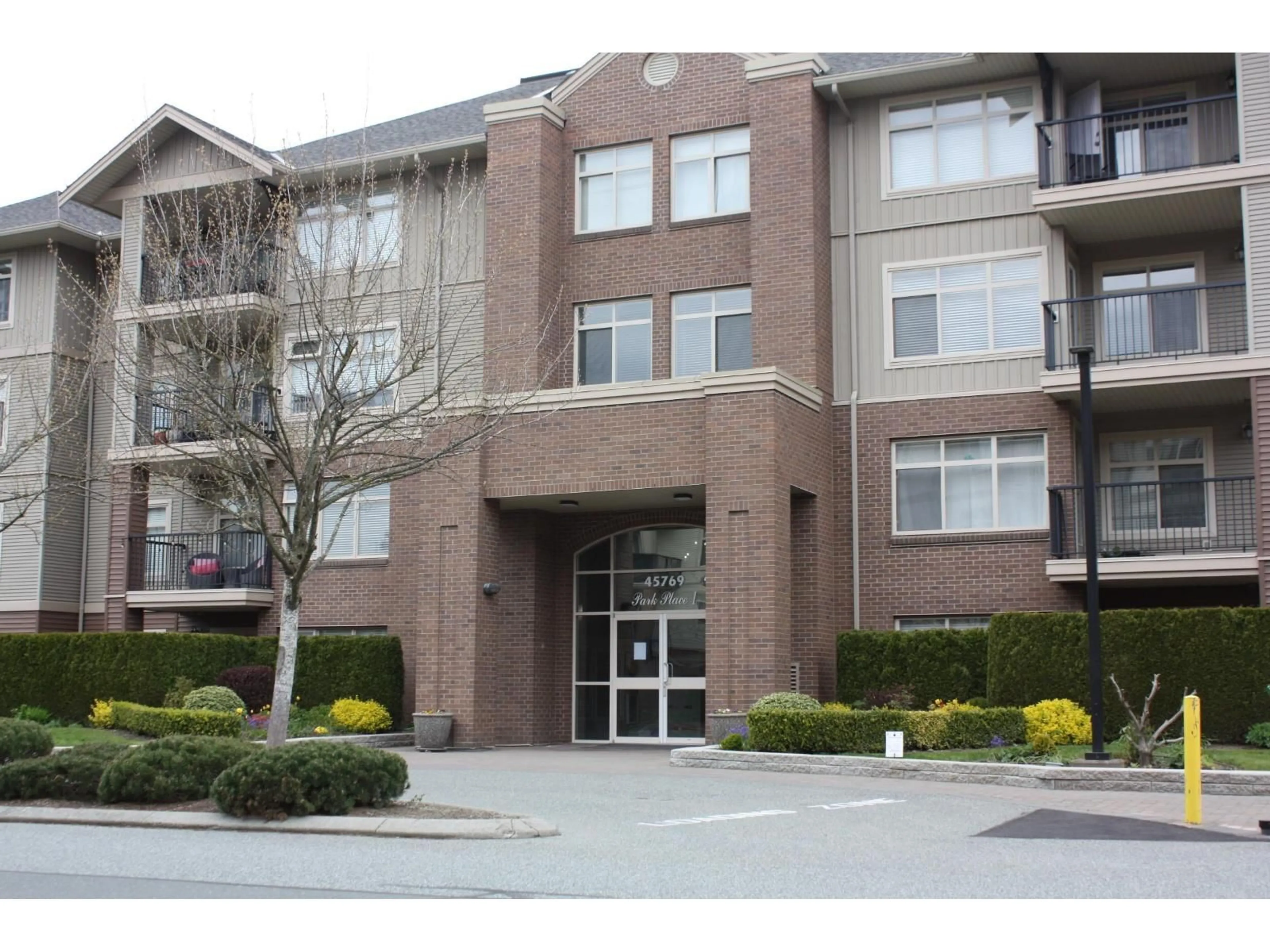 Indoor foyer for 412 - 45769 STEVENSON ROAD, Chilliwack British Columbia V2R5Z2