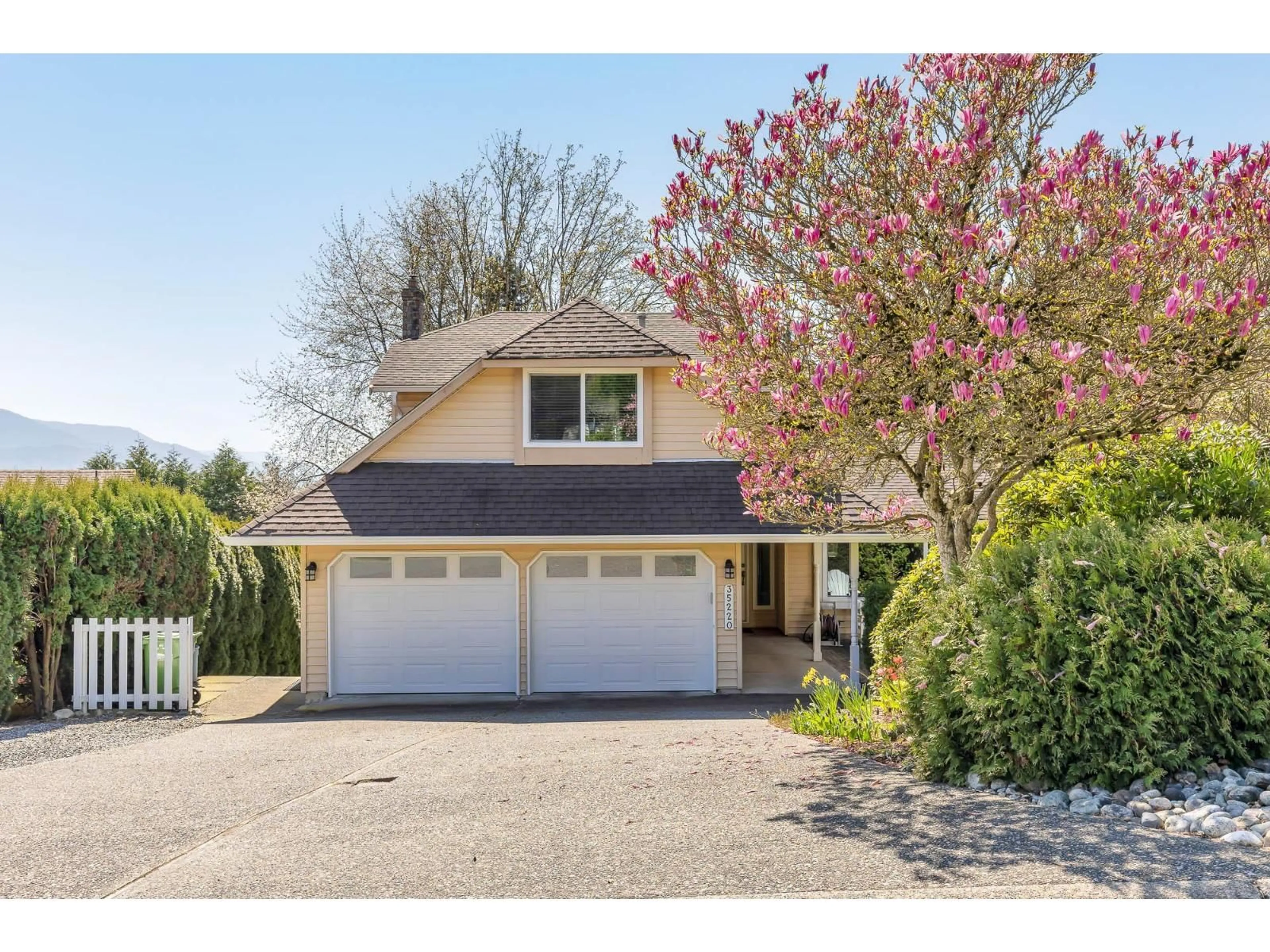 Home with vinyl exterior material, street for 35220 MCCORKELL DRIVE, Abbotsford British Columbia V3G2C4