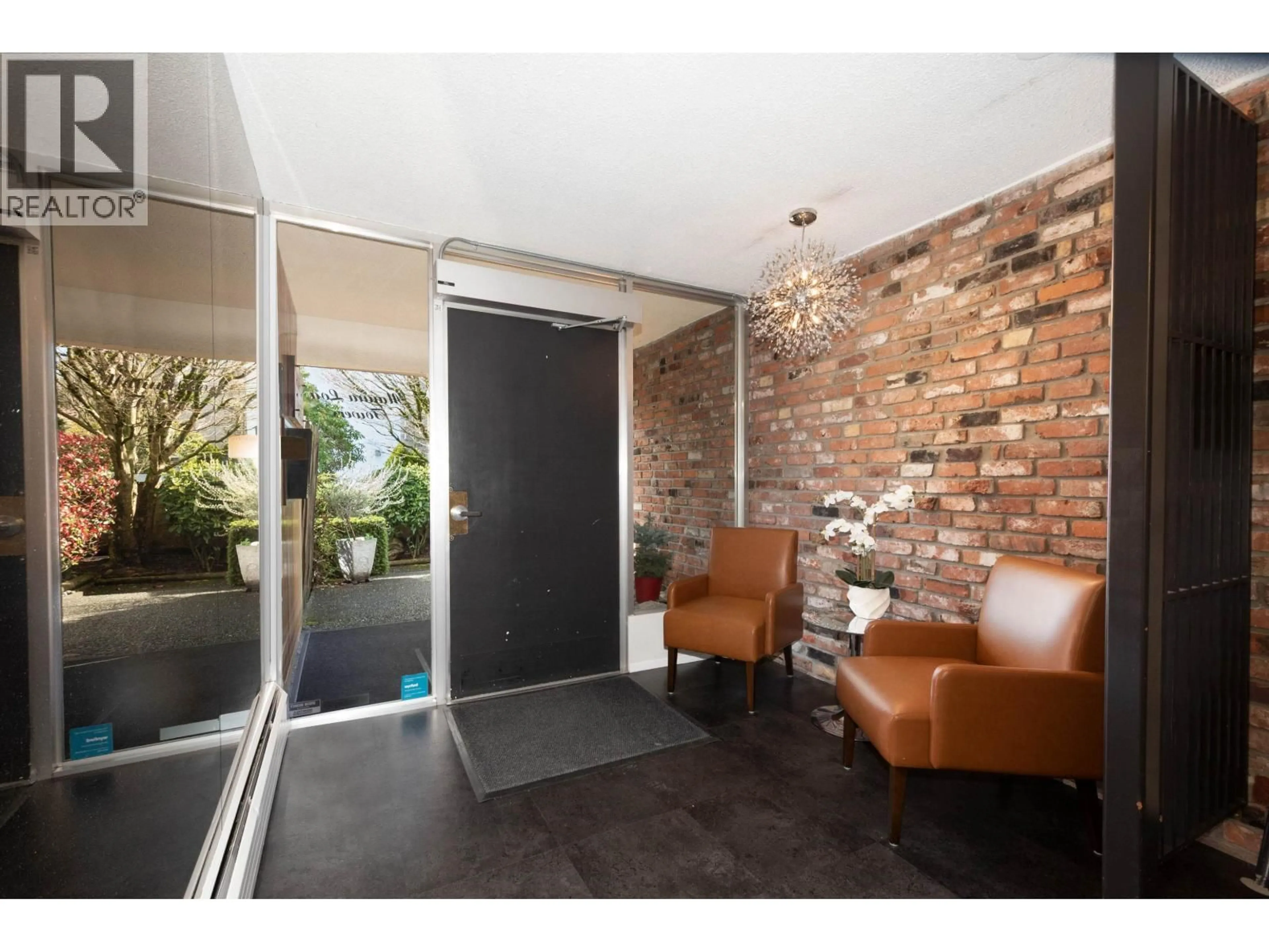 Indoor foyer for 303 - 1845 BELLEVUE AVENUE, West Vancouver British Columbia V7V1B2