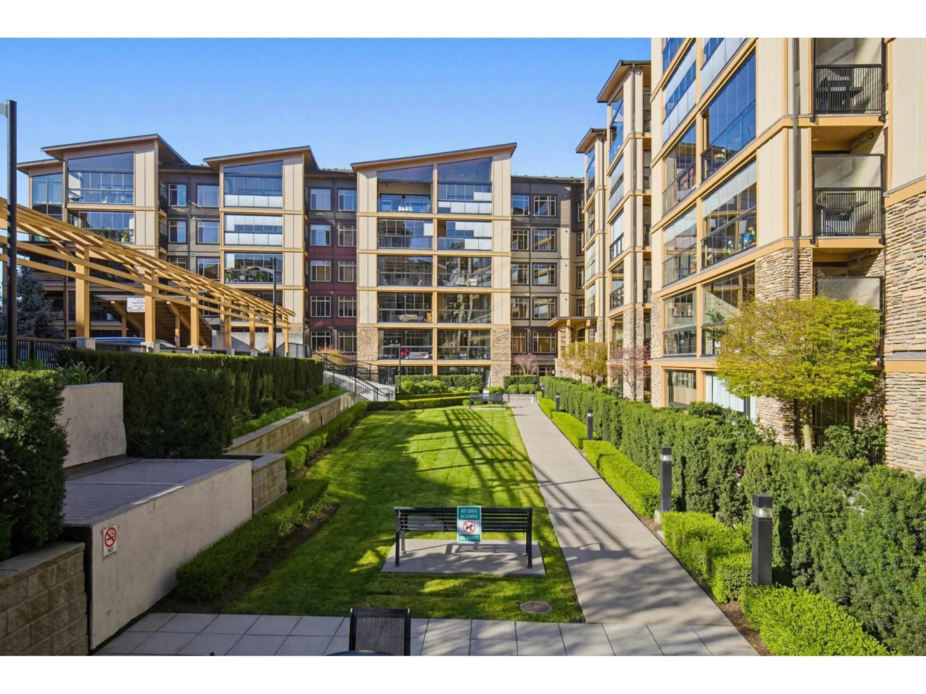 A pic from outside/outdoor area/front of a property/back of a property/a pic from drone, street for 401 - 32445 SIMON AVENUE, Abbotsford British Columbia V2T0G7