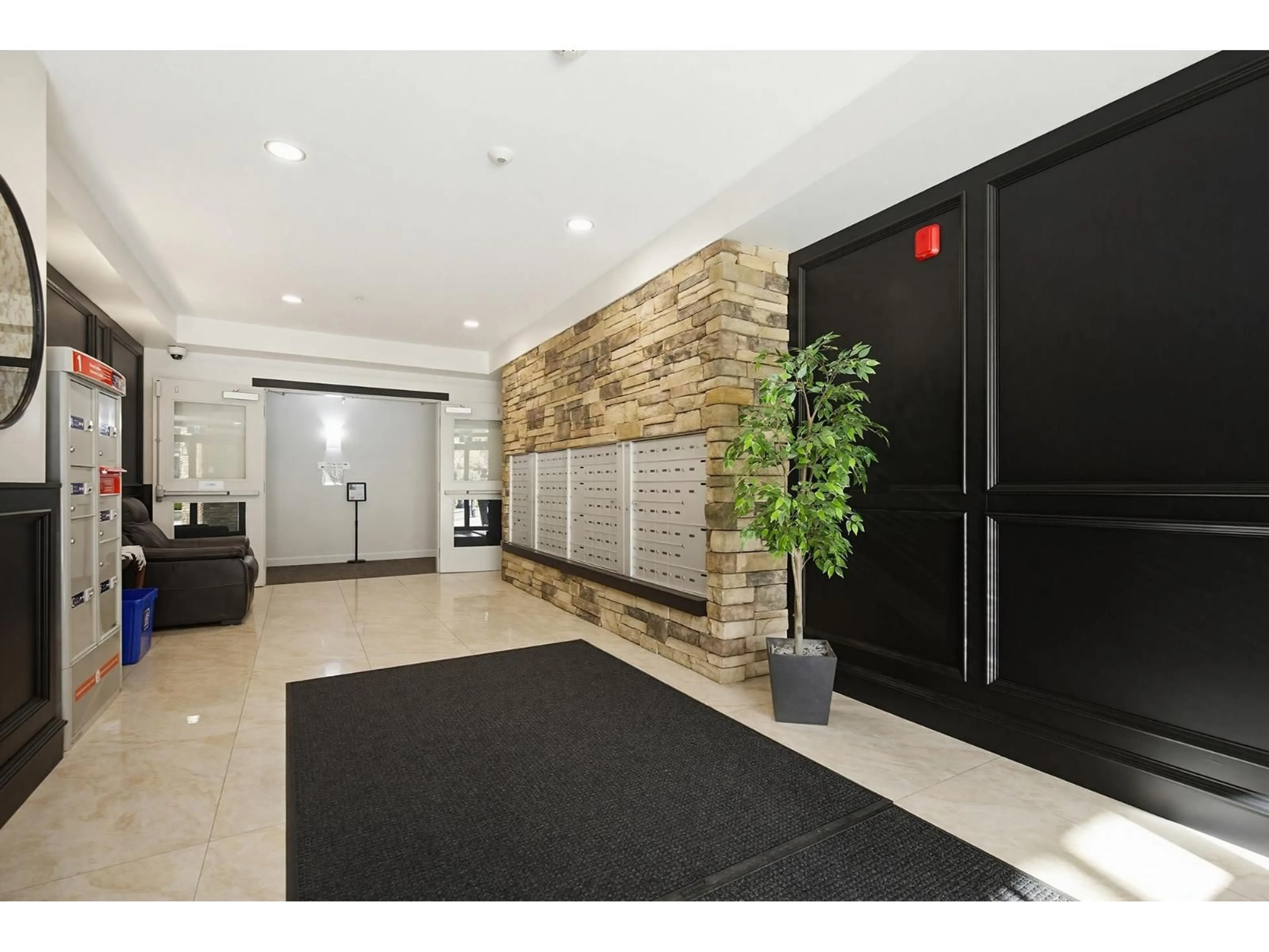 Indoor foyer for 401 - 32445 SIMON AVENUE, Abbotsford British Columbia V2T0G7