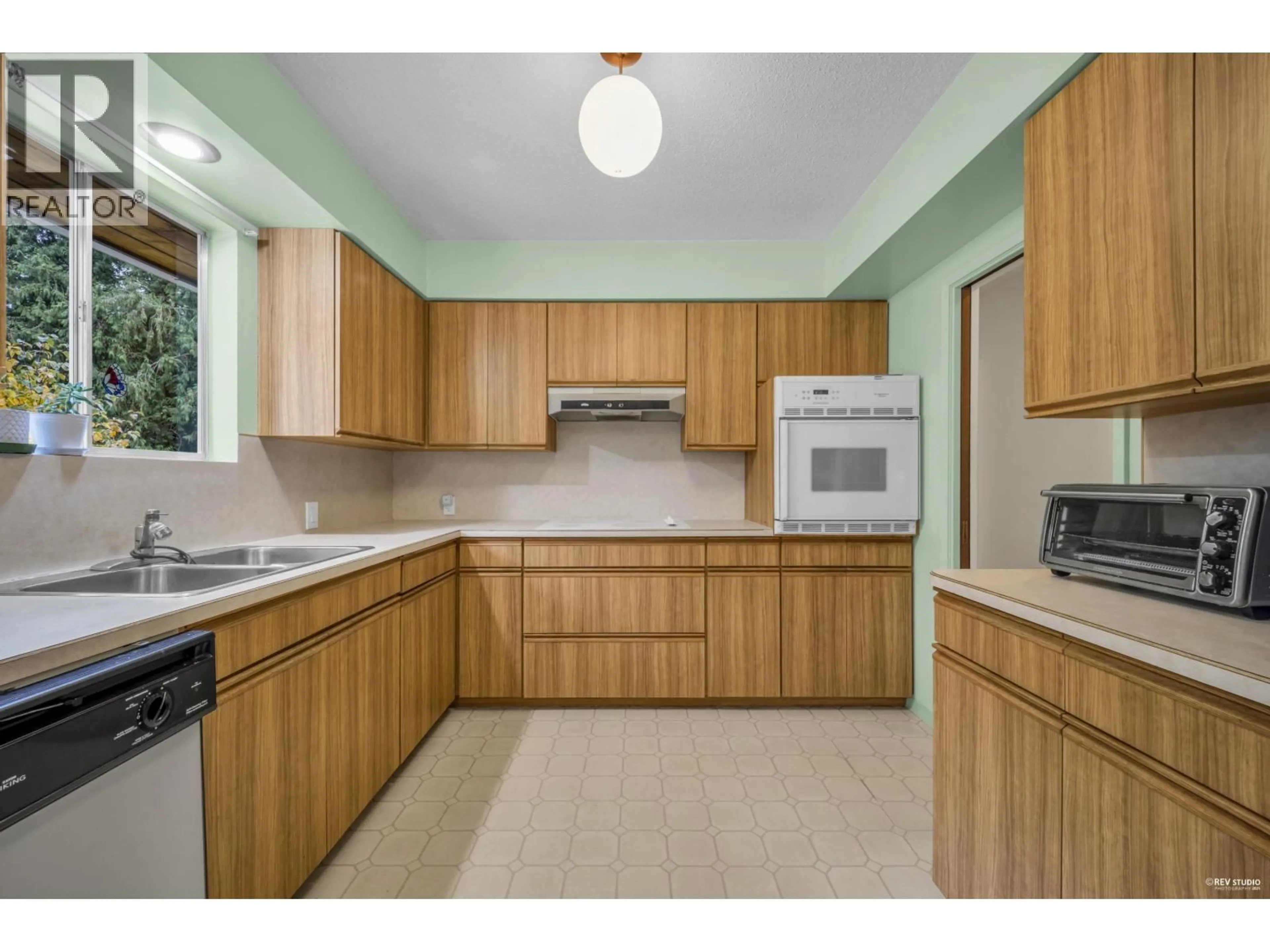Standard kitchen, unknown for 4578 CAPILANO ROAD, North Vancouver British Columbia V7R4K3
