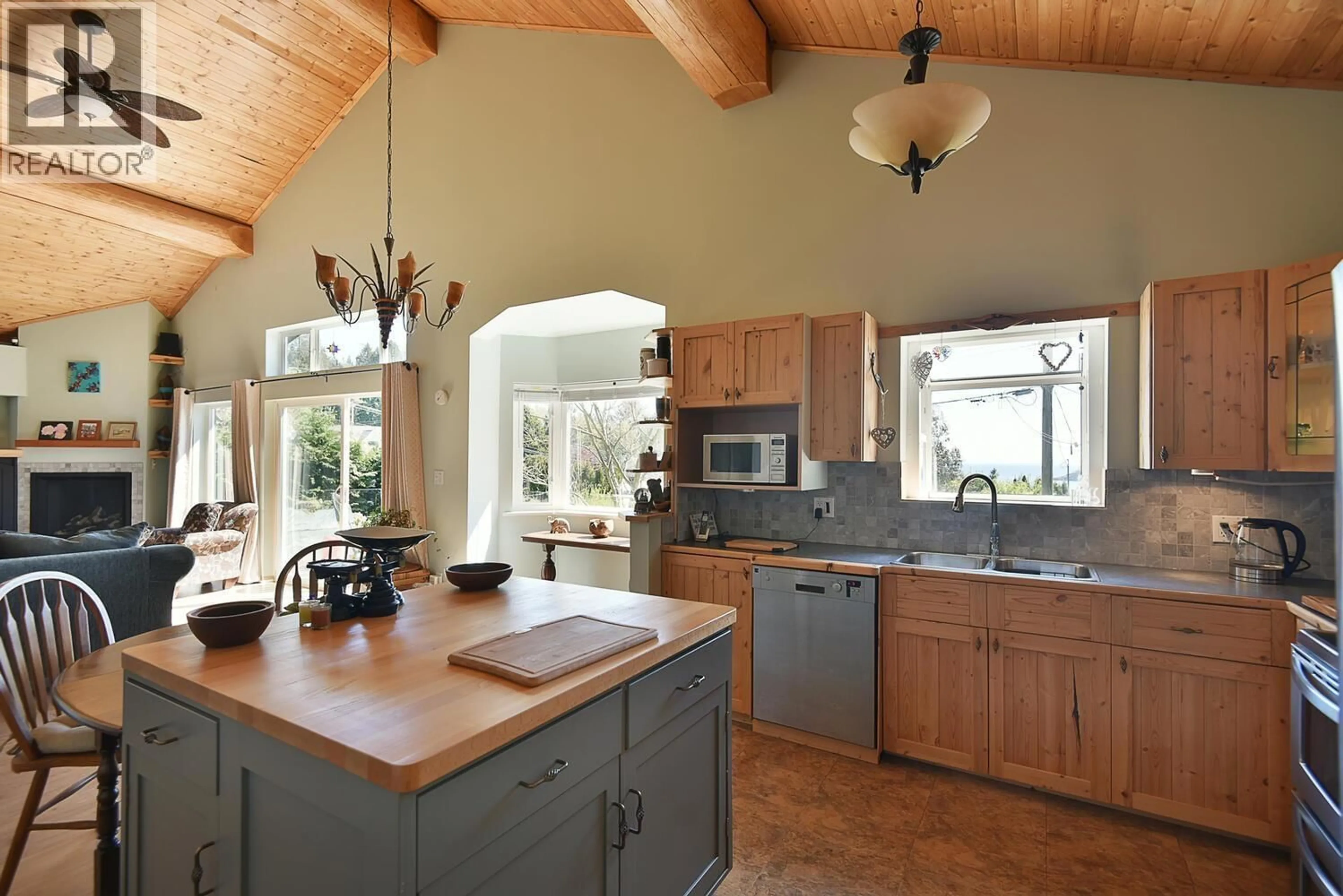 Open concept kitchen, unknown for 6508 LYNNWOOD COURT, Sechelt British Columbia V7Z0S9