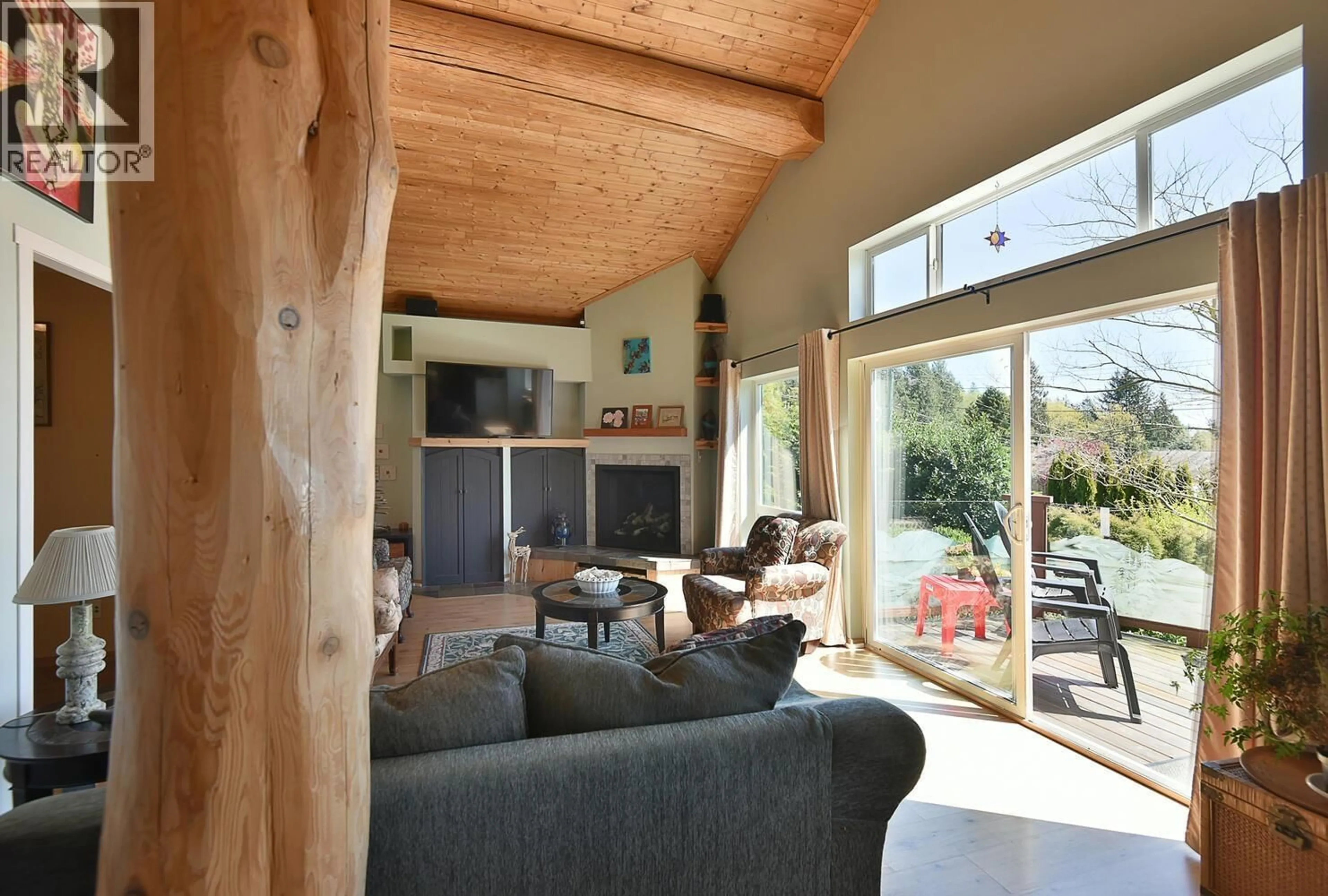 Living room with furniture, wood/laminate floor for 6508 LYNNWOOD COURT, Sechelt British Columbia V7Z0S9