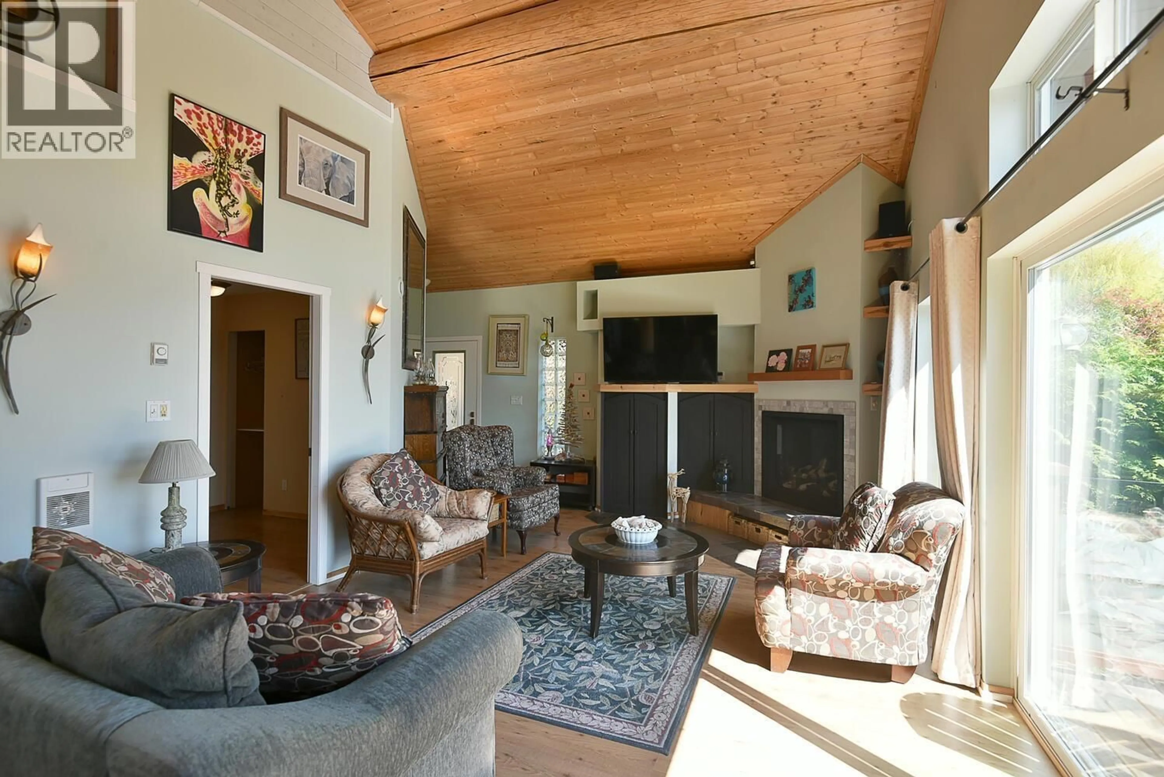 Living room with furniture, unknown for 6508 LYNNWOOD COURT, Sechelt British Columbia V7Z0S9