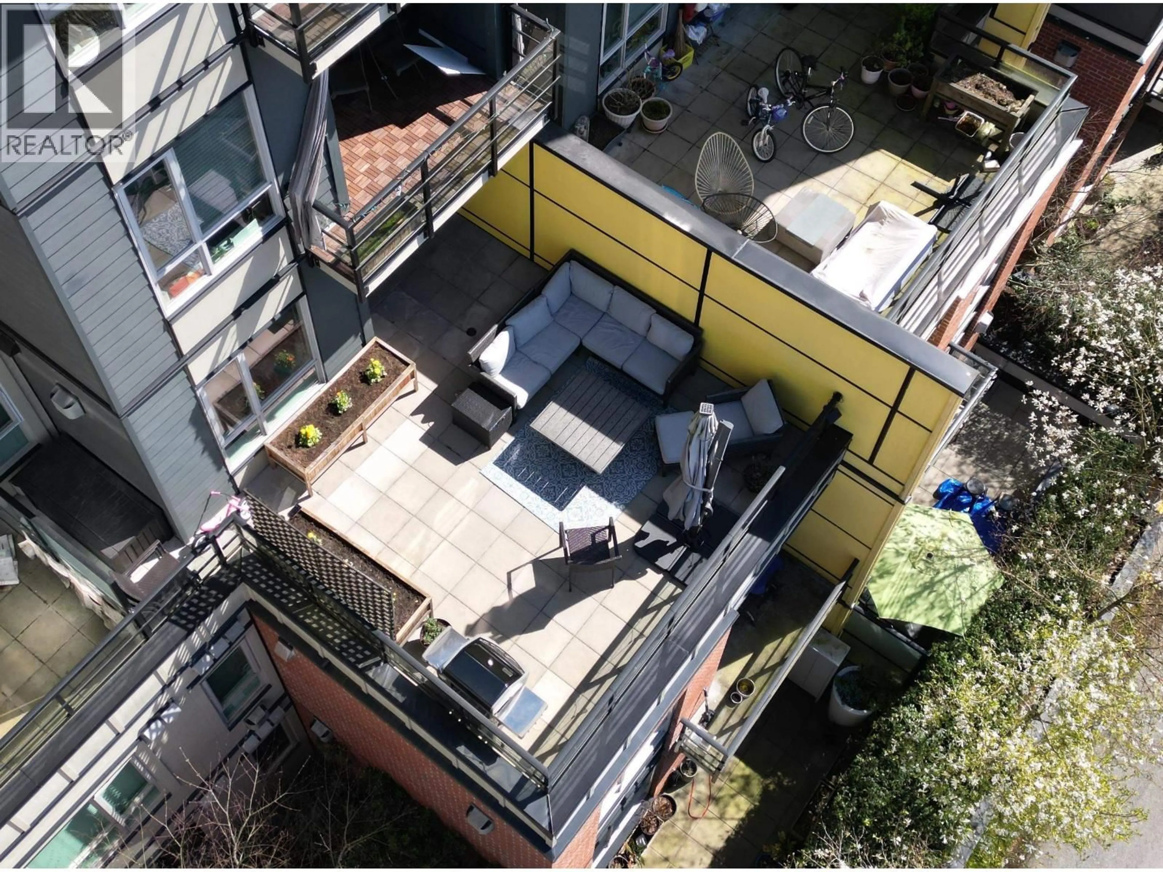 A pic from outside/outdoor area/front of a property/back of a property/a pic from drone, city buildings view from balcony for 205 - 2889 1ST AVENUE, Vancouver British Columbia V5M0G2