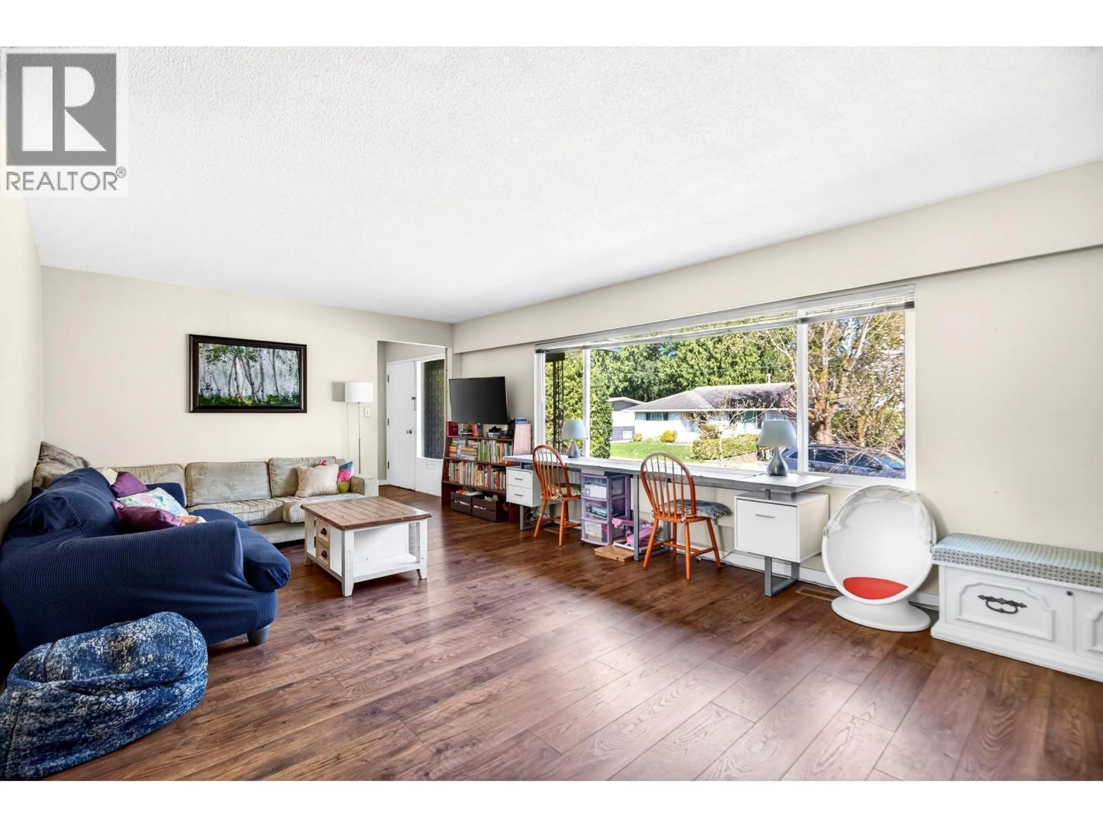 Living room with furniture, wood/laminate floor for 11537 WOOD STREET, Maple Ridge British Columbia V2X5A1