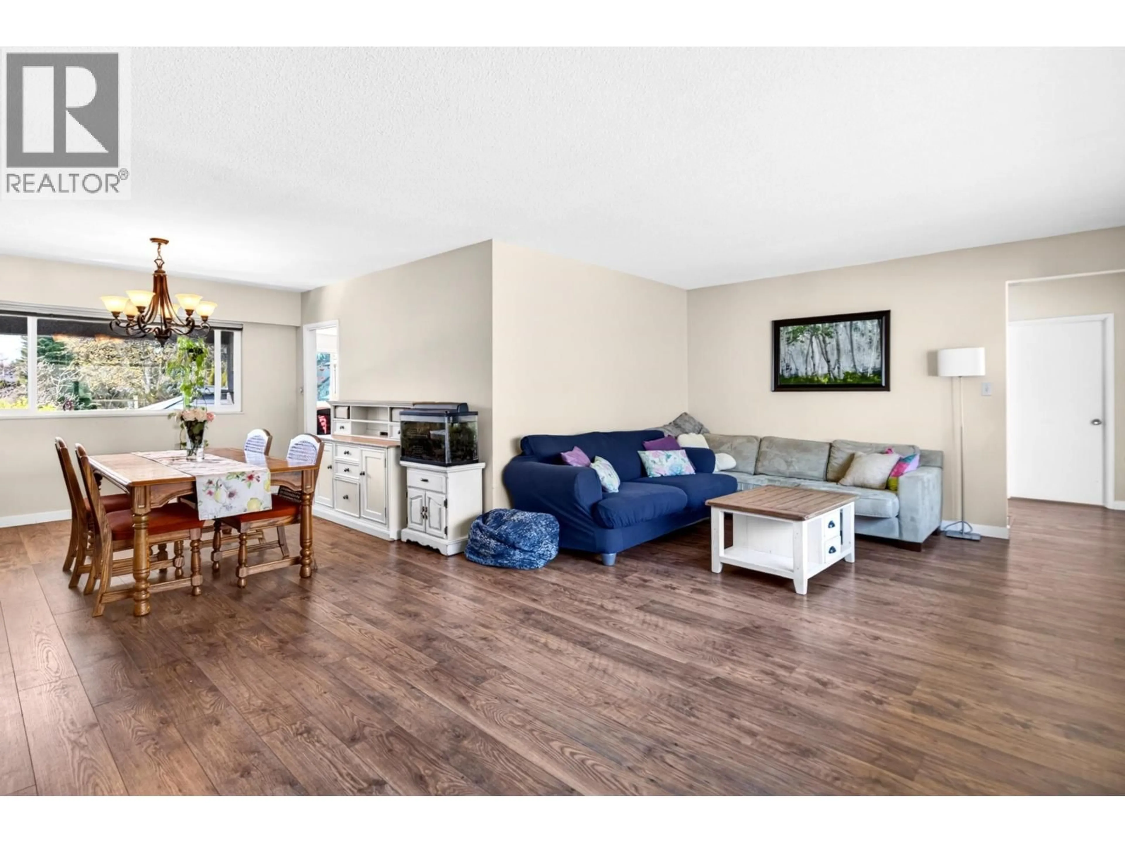 Living room with furniture, wood/laminate floor for 11537 WOOD STREET, Maple Ridge British Columbia V2X5A1