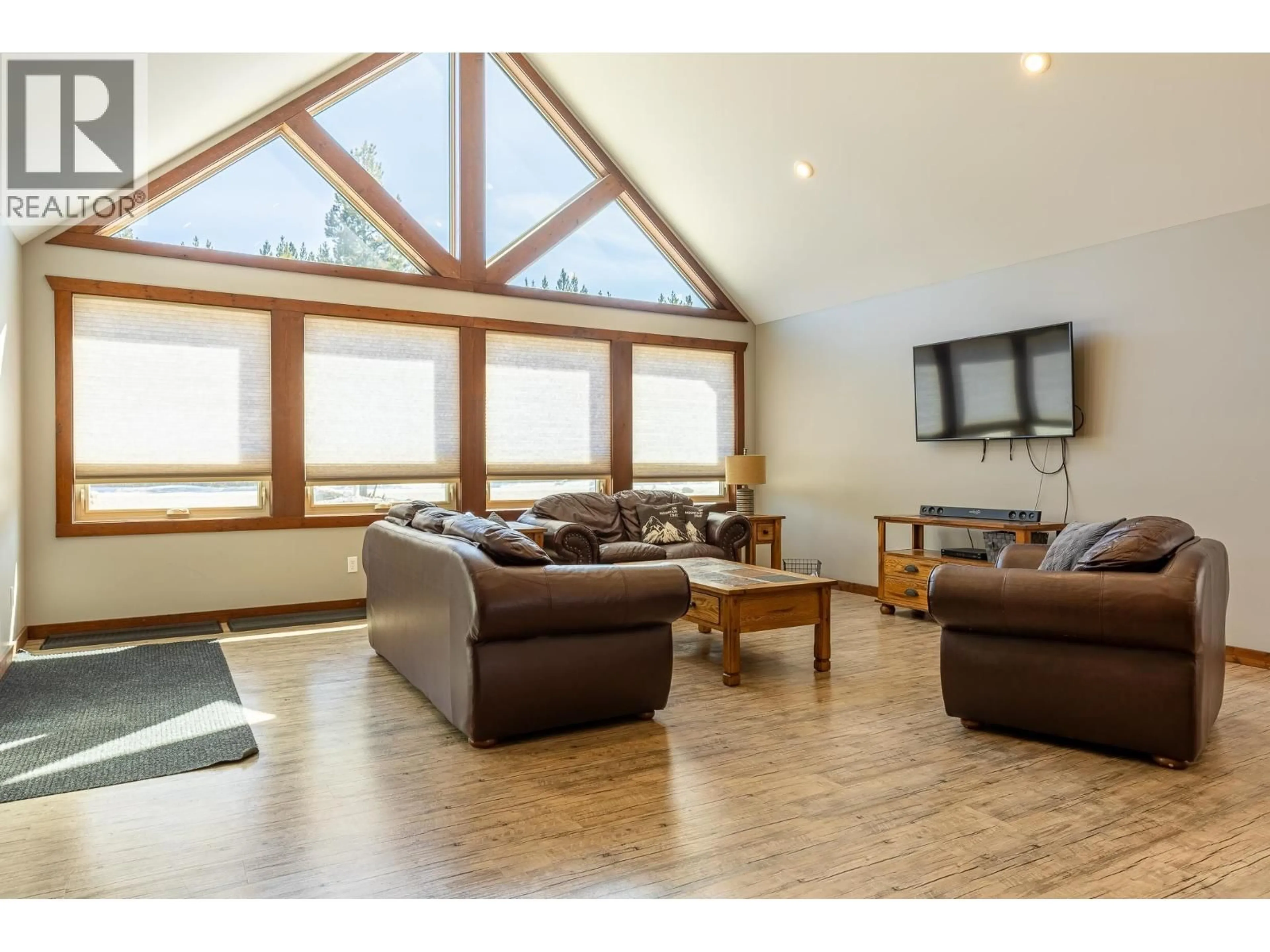 Living room with furniture, wood/laminate floor for 1250 FOWLER PLACE, Valemount British Columbia V0E2Z0